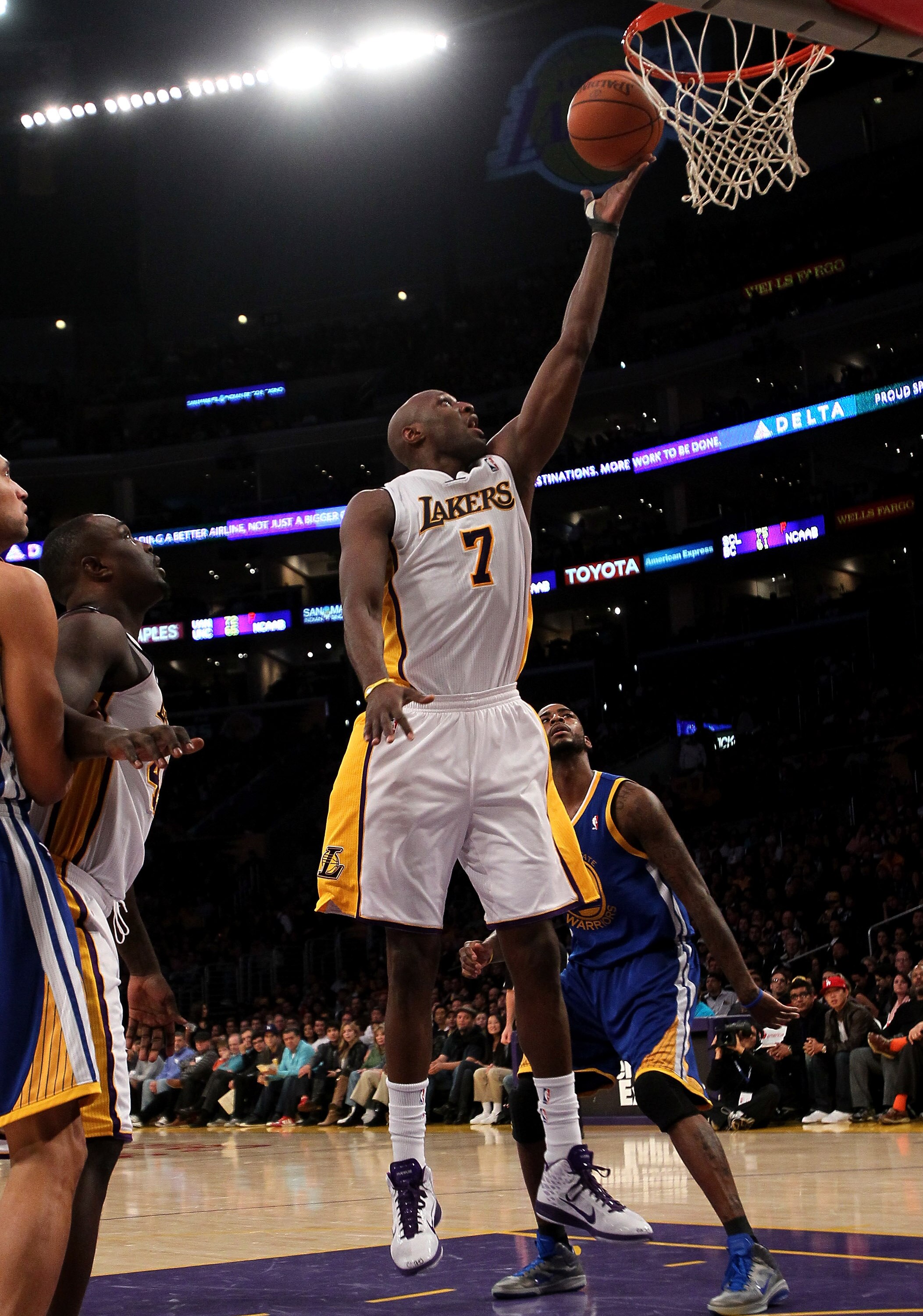 LOS ANGELES - NOVEMBER 21:  Lamar Odom #7 of the Los Angeles Lakers shoots against the Golden State Warriors at Staples Center on November 21, 2010 in Los Angeles, California.   NOTE TO USER: User expressly acknowledges and agrees that, by downloading and