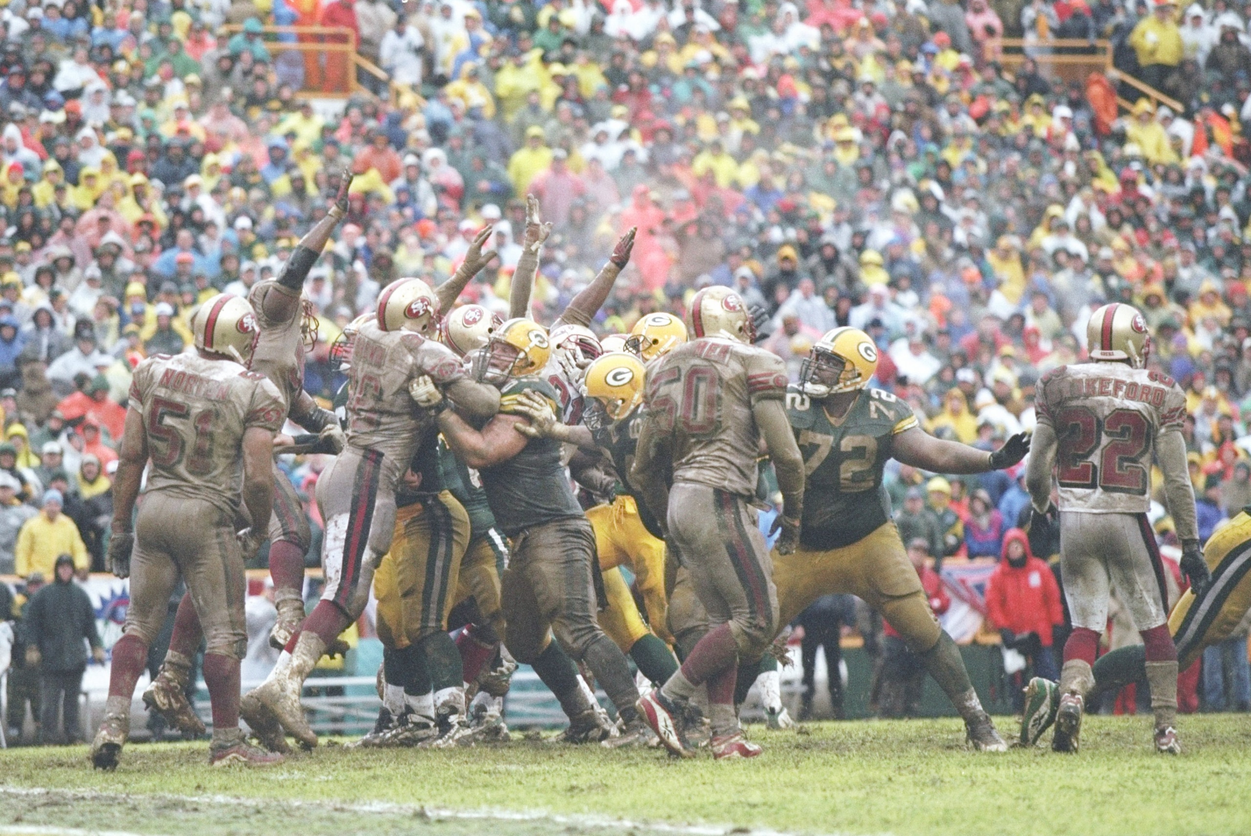 4 Jan 1997:  General view of a playoff game between the Green Bay Packers and the San Francisco 49ers at Lambeau Field in Green Bay, Wisconsin.  The Packers won the game, 35-14. Mandatory Credit: Brian Bahr  /Allsport