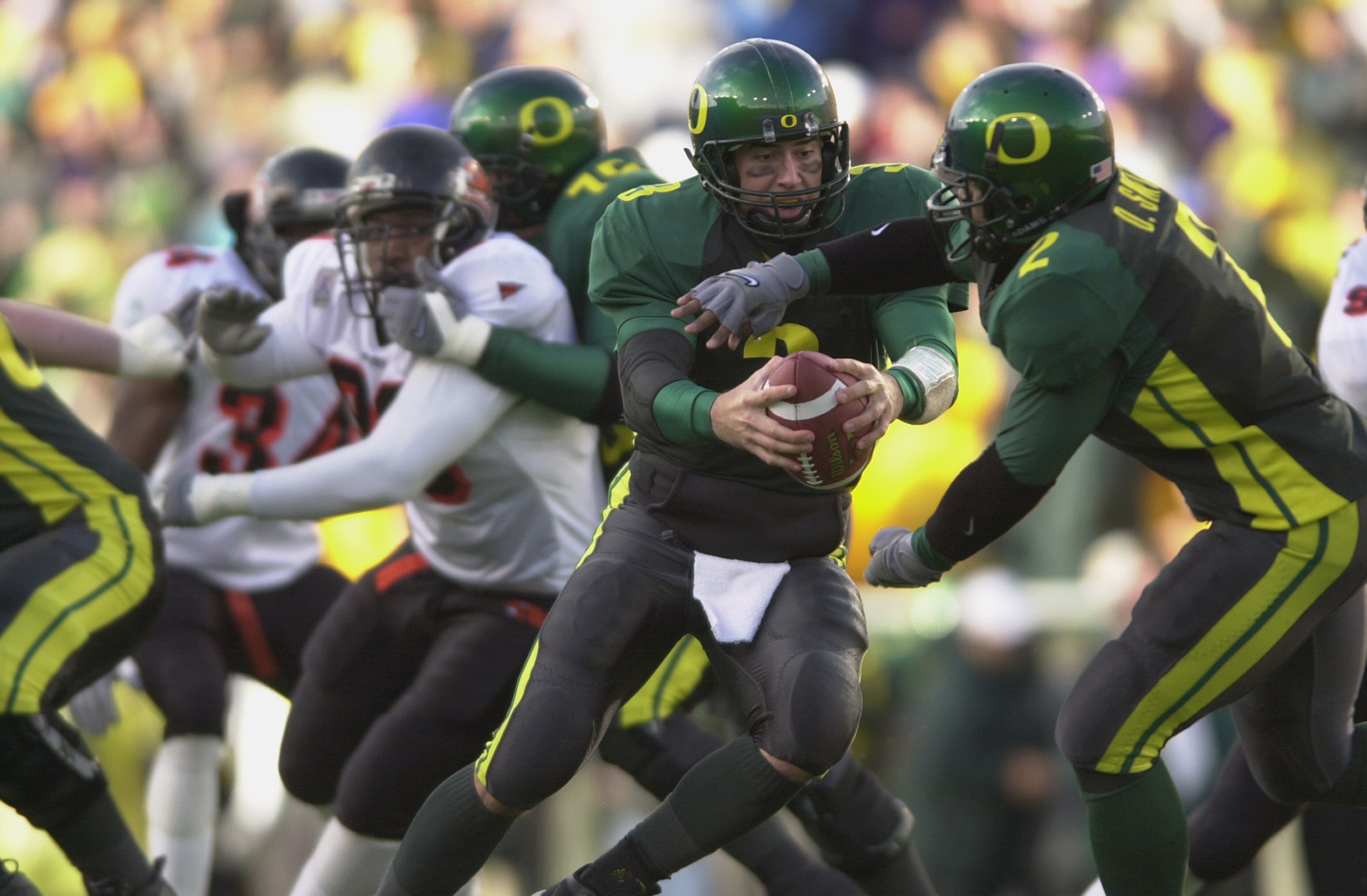 EUGENE, OR - DECEMBER 1:  Quarterback Joey Harrington #3 of Oregon Ducks hands off to tailback Onterrio Smith #2 against the Oregon State Beavers at Autzen Stadium in Eugene Oregon on December 1, 2001.  Oregon defeated Oregon State 17-14.  (Photo by Otto