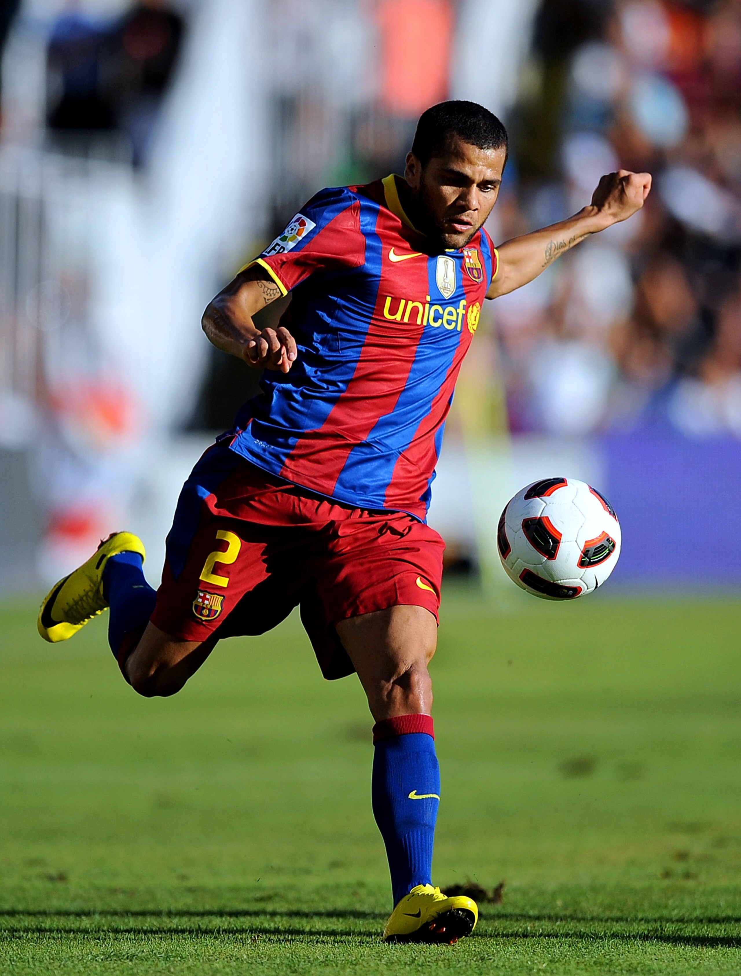 SANTANDER, SPAIN - AUGUST 29:  Dani Alves of Barcelona controls the ball during the La Liga match between Racing Santander and Barcelona at El Sardinero stadium on August 29, 2010 in Santander, Spain.  (Photo by Denis Doyle/Getty Images)