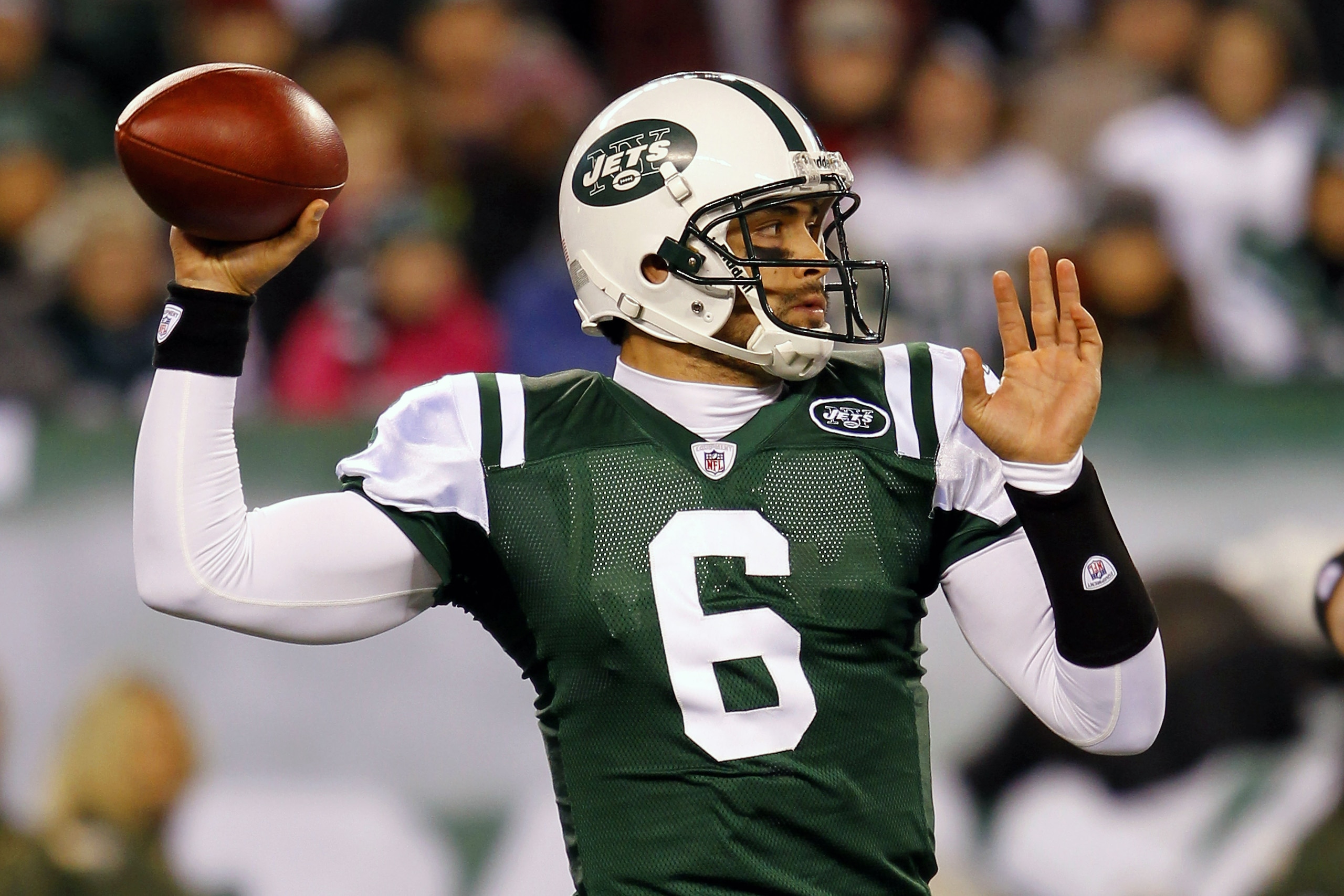 EAST RUTHERFORD, NJ - NOVEMBER 25: Quarterback Mark Sanchez #6 of the New York Jets looks to throw a pass against the Cincinnati Bengals at New Meadowlands Stadium on November 25, 2010 in East Rutherford, New Jersey.  (Photo by Chris Trotman/Getty Images)