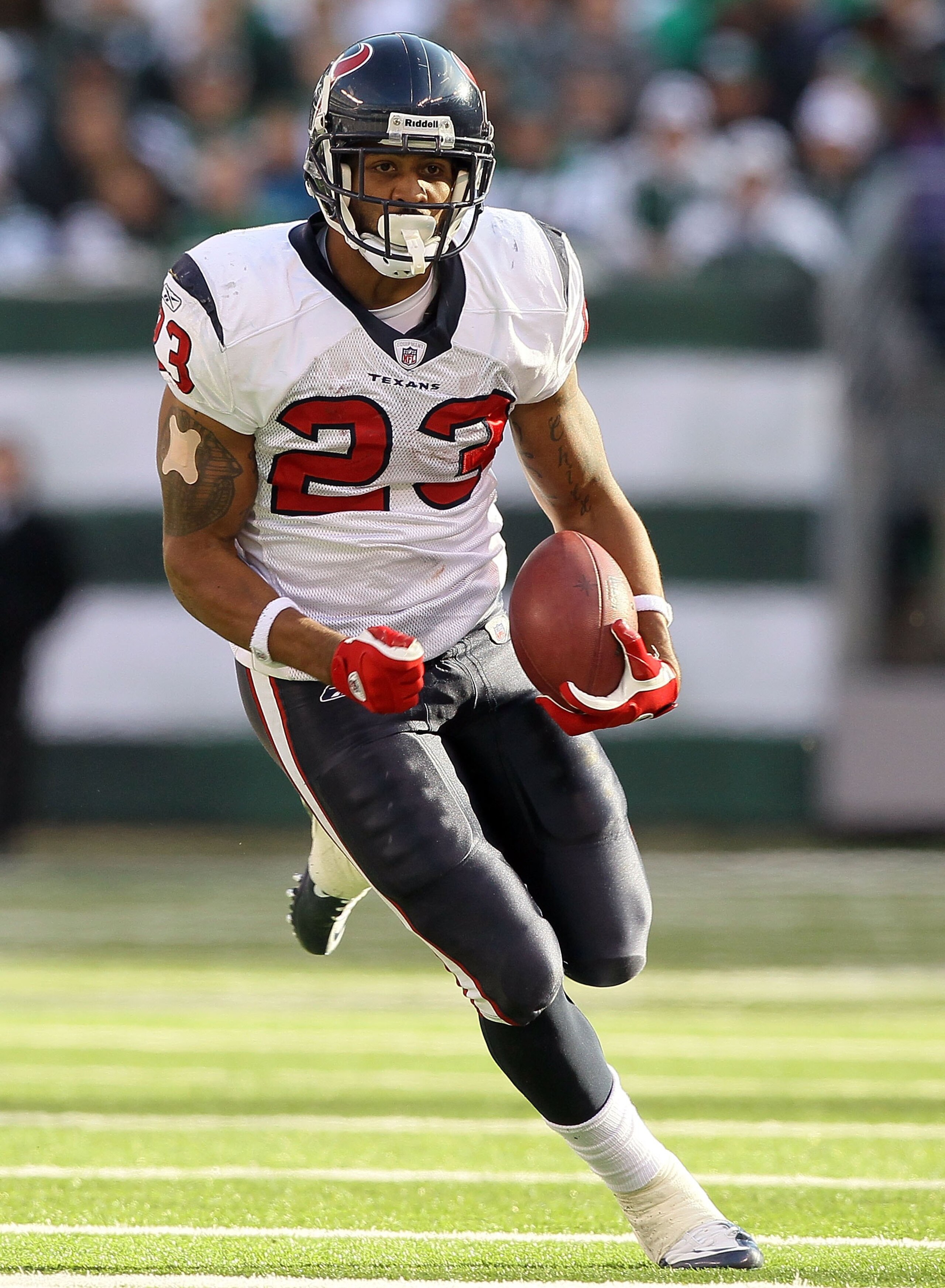 EAST RUTHERFORD, NJ - NOVEMBER 21:  Arian Foster #23 of the Houston Texans runs the ball against the New York Jets on November 21, 2010 at the New Meadowlands Stadium in East Rutherford, New Jersey.  (Photo by Jim McIsaac/Getty Images)