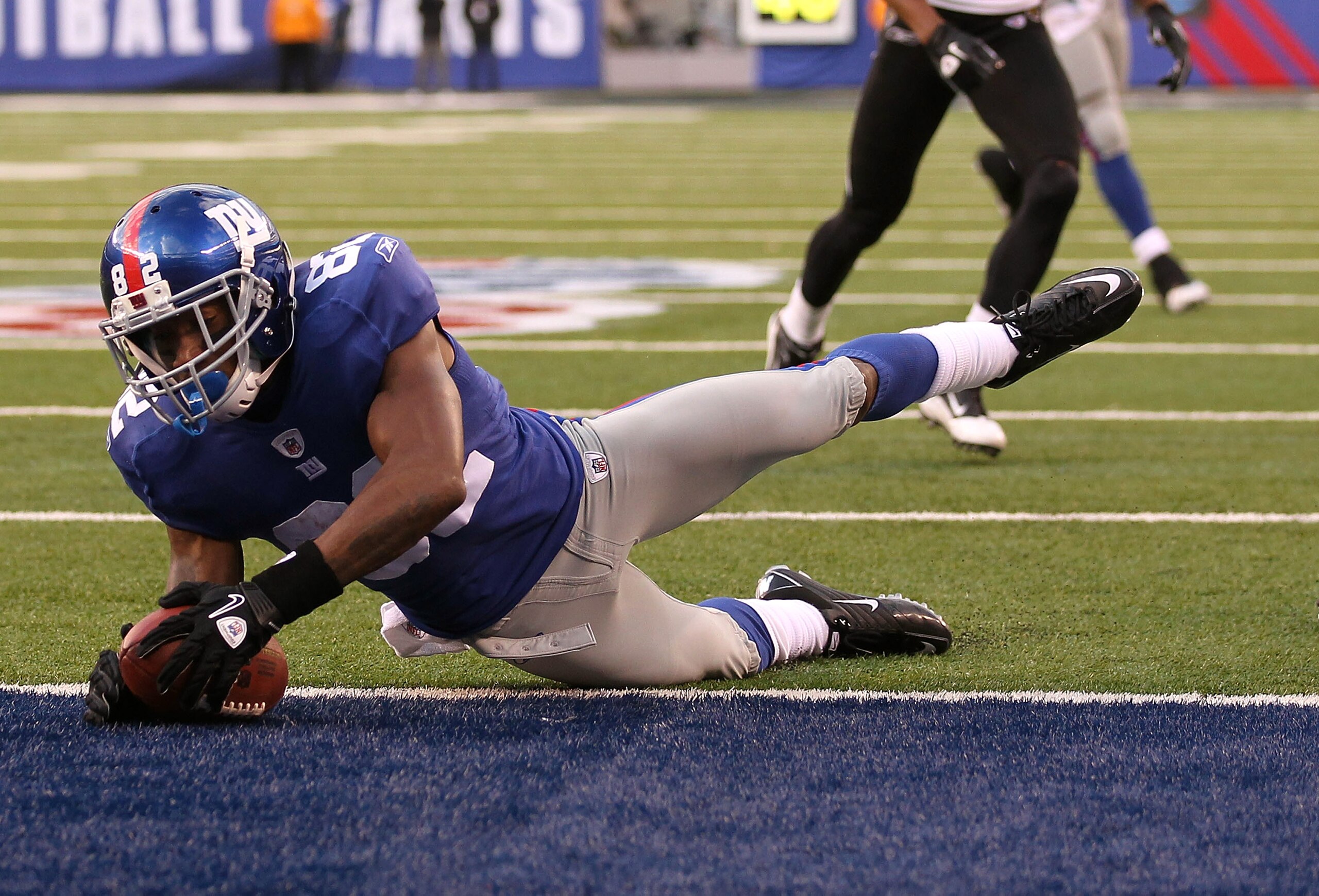 EAST RUTHERFORD, NJ - NOVEMBER 28: Mario Manningham #82 of the New York Giants scores a touchdown in the fourth Quarter as Don Carey #22 of the Jacksonville Jaguars misses the tackle during their game on November 28, 2010 at The New Meadowlands Stadium i EAST RUTHERFORD, NJ - NOVEMBER 28: Mario Manningham #82 of the New York Giants scores a touchdown in the fourth Quarter as Don Carey #22 of the Jacksonville Jaguars misses the tackle during their game on November 28, 2010 at The New Meadowlands Stadium i