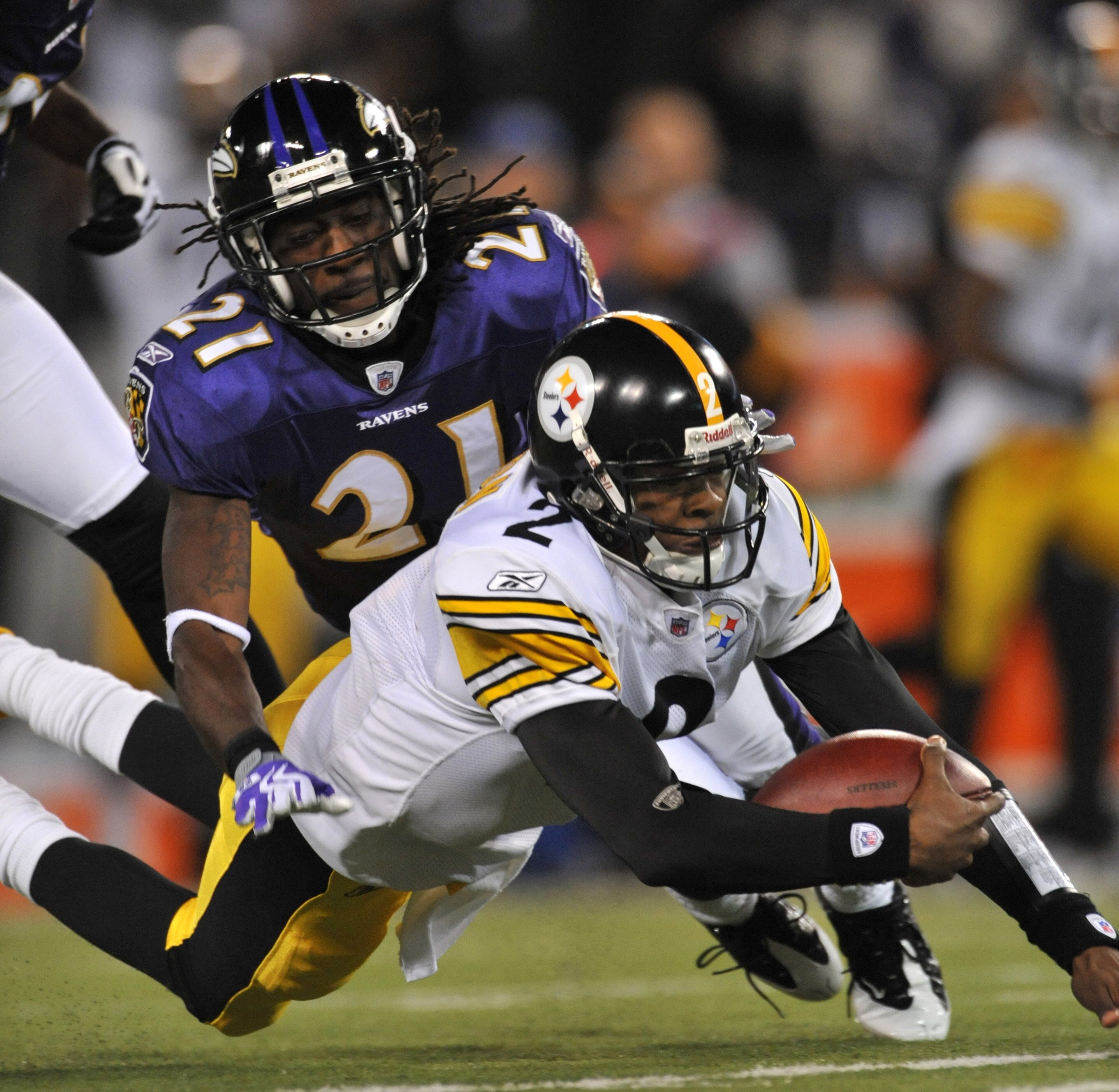 BALTIMORE - NOVEMBER 29:  Dennis Dixon #2 of the Pittsburgh Steelers runs against the  Baltimore Ravens at M&T Bank Stadium on November 29, 2009 in Baltimore, Maryland. The Ravens defeated the Steelers 20-17. (Photo by Larry French/Getty Images)