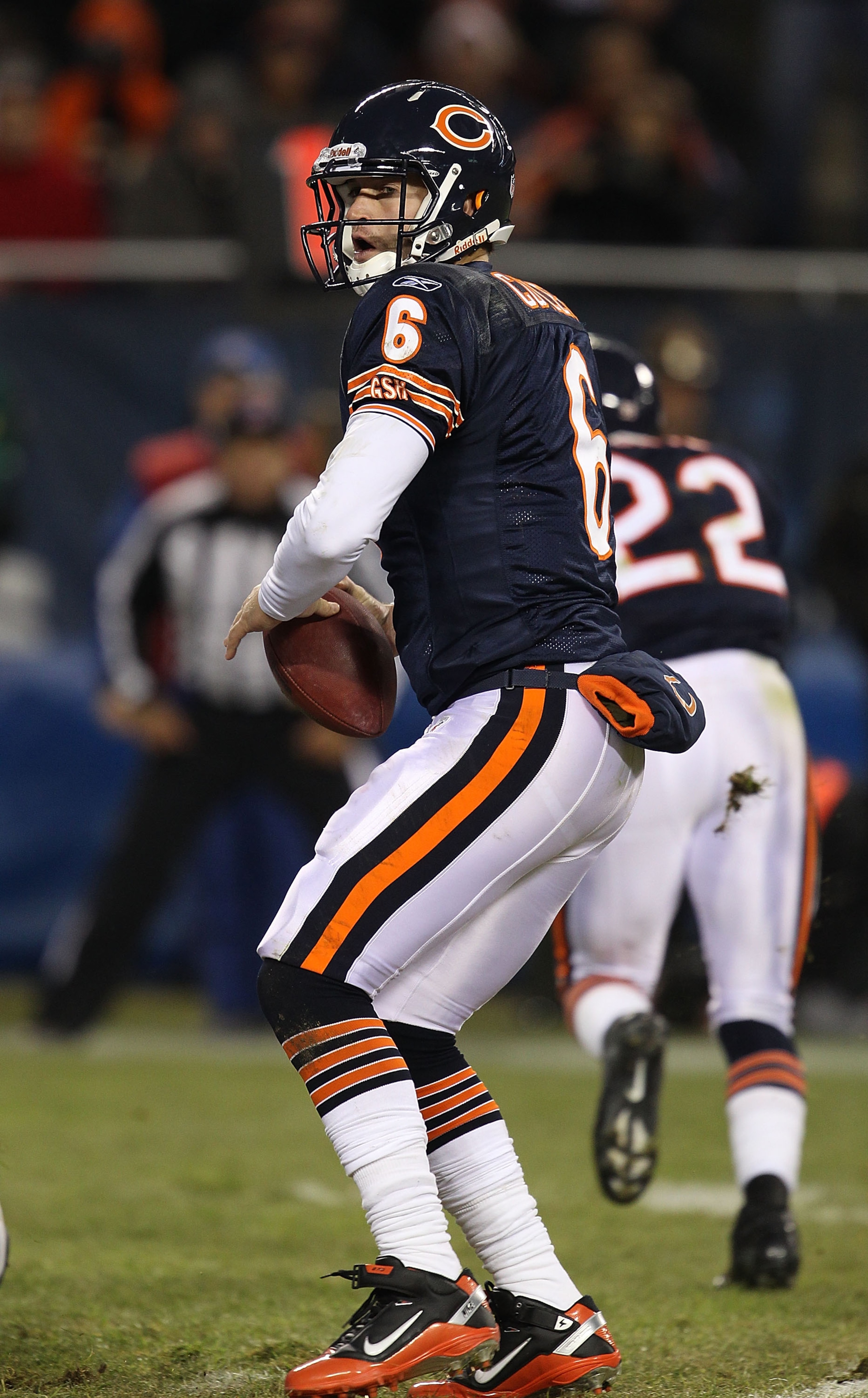 CHICAGO - NOVEMBER 28: Jay Cutler #6 of the Chicago Bears drops back to pass against of the Philadelphia Eagles at Soldier Field on November 28, 2010 in Chicago, Illinois. The Bears defeated the Eagles 31-26. (Photo by Jonathan Daniel/Getty Images) CHICAGO - NOVEMBER 28: Jay Cutler #6 of the Chicago Bears drops back to pass against of the Philadelphia Eagles at Soldier Field on November 28, 2010 in Chicago, Illinois. The Bears defeated the Eagles 31-26. (Photo by Jonathan Daniel/Getty Images)
