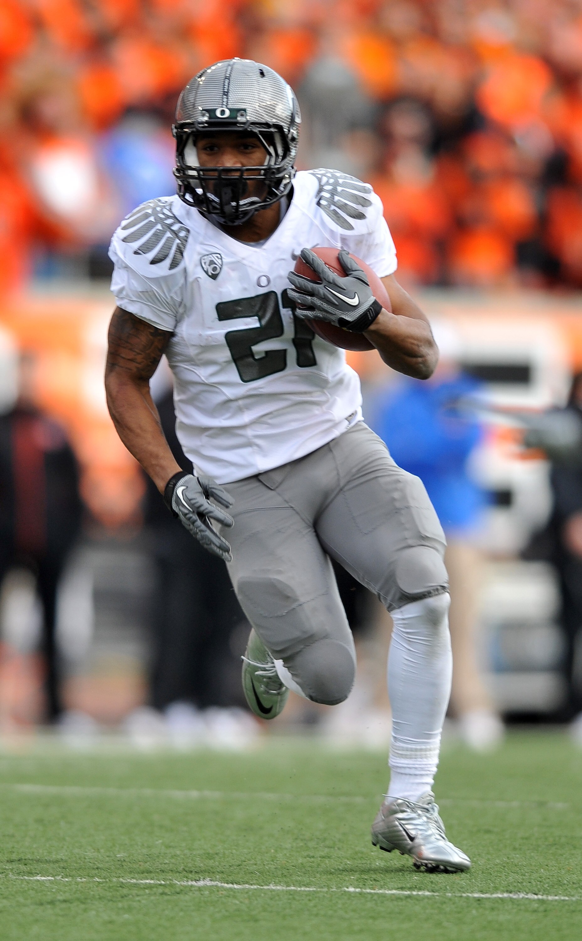 CORVALLIS, OR - DECEMBER 4: LaMichael James #21 of the Oregon Ducks heads to the end zone and a touchdown in the second quarter of the game against te the Oregon State Beavers at Reser Stadium on December 4, 2010 in Corvallis, Oregon. (Photo by Steve Dyke