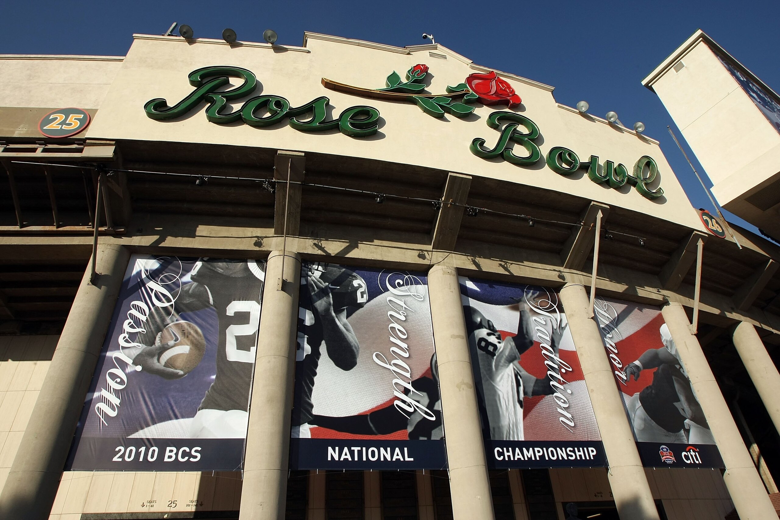 PASADENA, CA - JANUARY 07: A general view of the exterior of the Rose Bowl before the Texas Longhorns take on the Alabama Crimson Tide in the Citi BCS National Championship game at the Rose Bowl on January 7, 2010 in Pasadena, California. (Photo by Step PASADENA, CA - JANUARY 07: A general view of the exterior of the Rose Bowl before the Texas Longhorns take on the Alabama Crimson Tide in the Citi BCS National Championship game at the Rose Bowl on January 7, 2010 in Pasadena, California. (Photo by Step