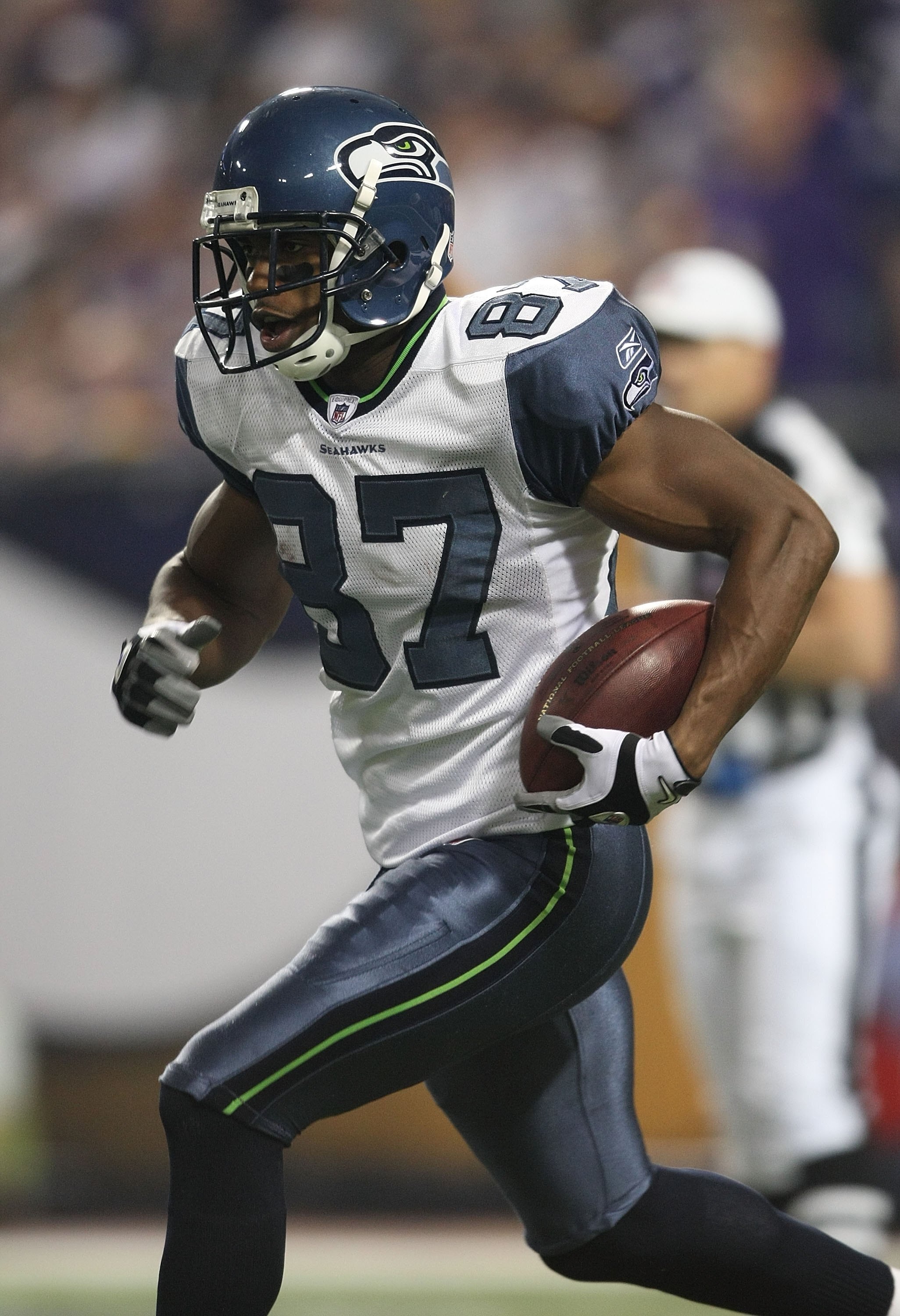 MINNEAPOLIS - NOVEMBER 22:  Ben Obomanu #87 of the Seattle Seahawks returns a kick against the Minnesota Vikings at Hubert H. Humphrey Metrodome on November 22, 2009 in Minneapolis, Minnesota.  (Photo by Nick Laham/Getty Images)