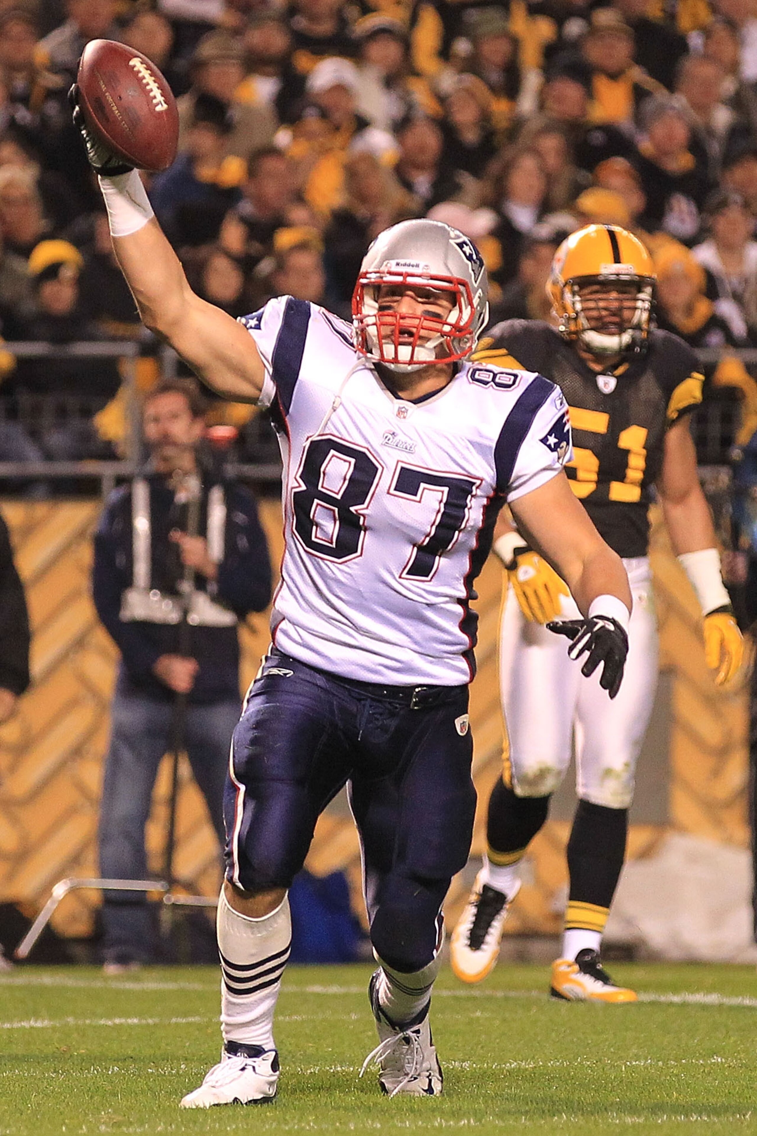 PITTSBURGH - NOVEMBER 14: Rob Gronkowski #87 of the New England Patriots celebrates scoring a touchdown against the Pittsburgh Steelers on November 14, 2010 at Heinz Field in Pittsburgh, Pennsylvania.  (Photo by Chris McGrath/Getty Images)