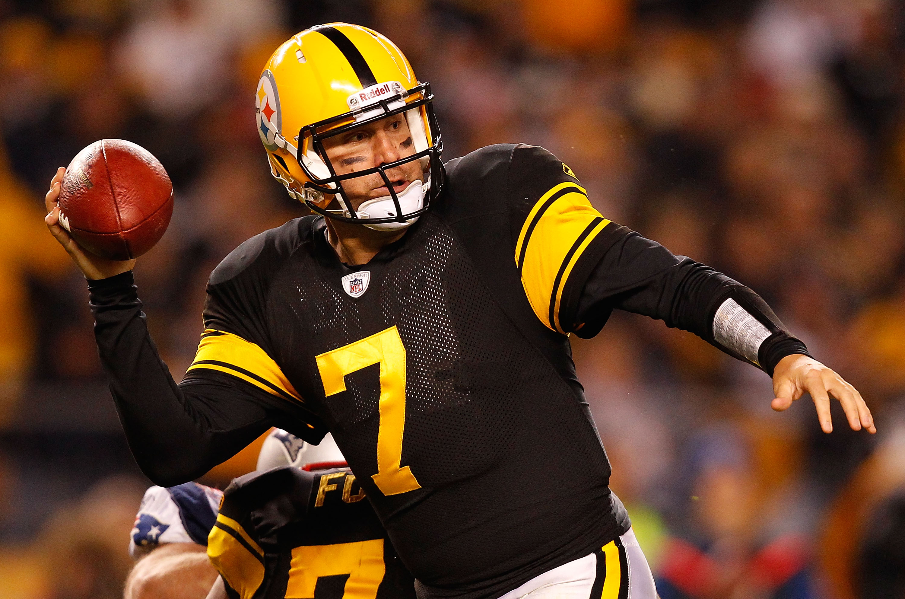 PITTSBURGH, PA - NOVEMBER 14:  Ben Roethlisberger #7 of the Pittsburgh Steelers drops back to pass against the New England Patriots during the game on November 14, 2010 at Heinz Field in Pittsburgh, Pennsylvania.  (Photo by Jared Wickerham/Getty Images)