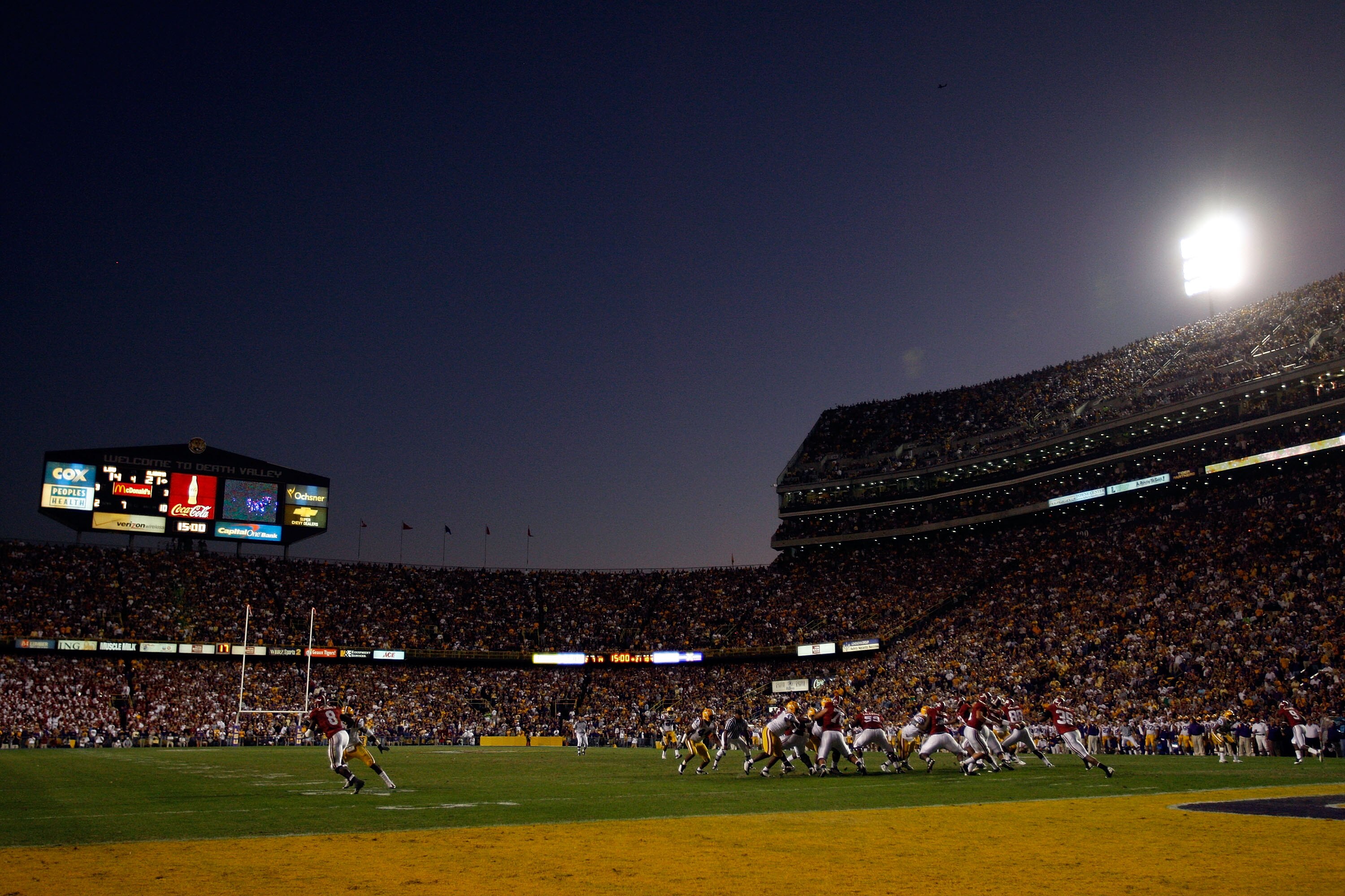 BATON ROUGE, LA - NOVEMBER 08:  Quarterback John Parker Wilson #14 hands off to Glen Coffee #38 of the Alabama Crimson Tide against the Louisiana State University Tigers on November 11, 2008 at Tiger Stadium in Baton Rouge, Louisiana. The Tide defeated th