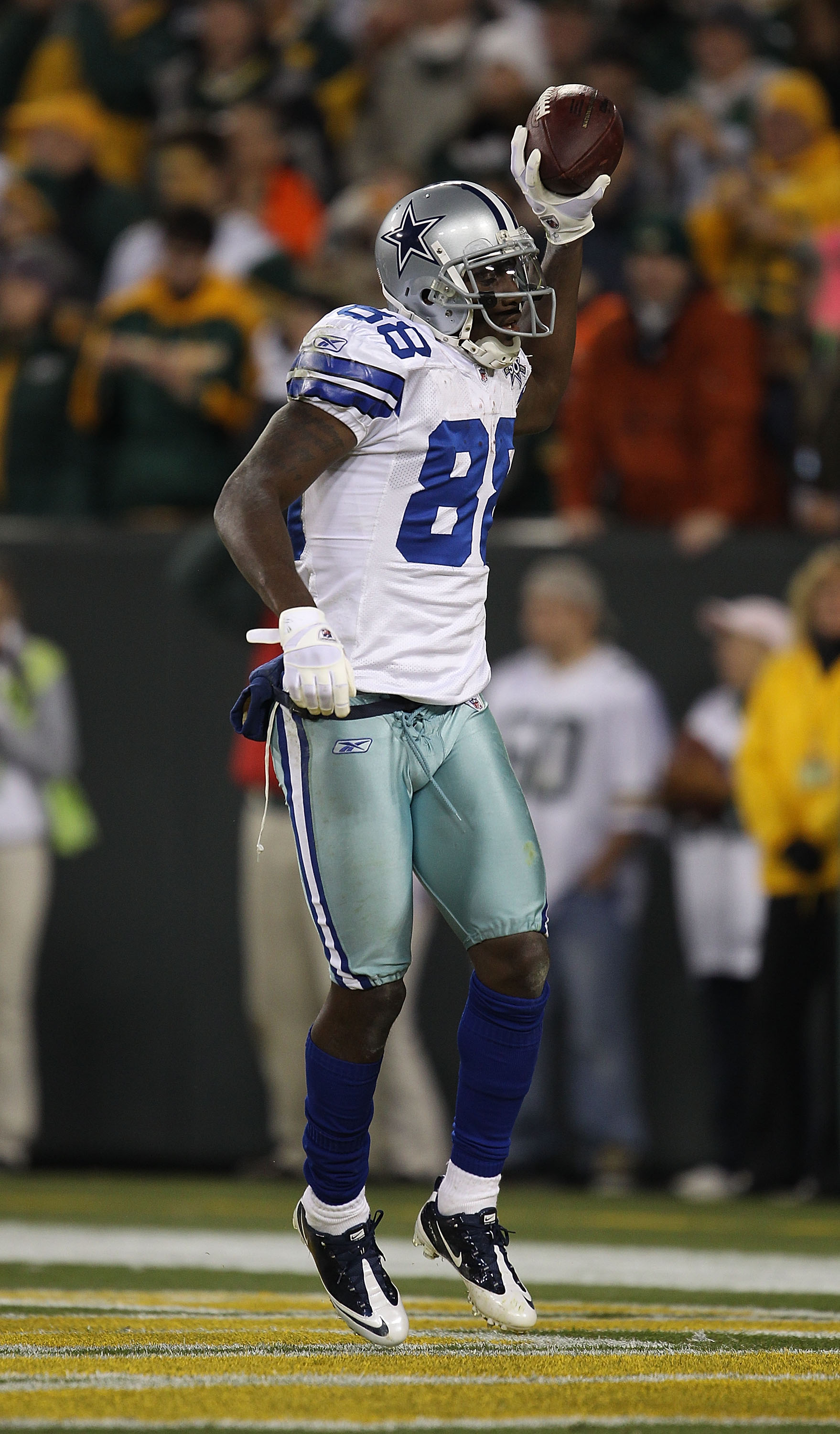 GREEN BAY, WI - NOVEMBER 07: Dez Bryant #88 of the Dallas Cowboys celebrates a touchdown catch against the Green Bay Packers at Lambeau Field on November 7, 2010 in Green Bay, Wisconsin.  (Photo by Jonathan Daniel/Getty Images)