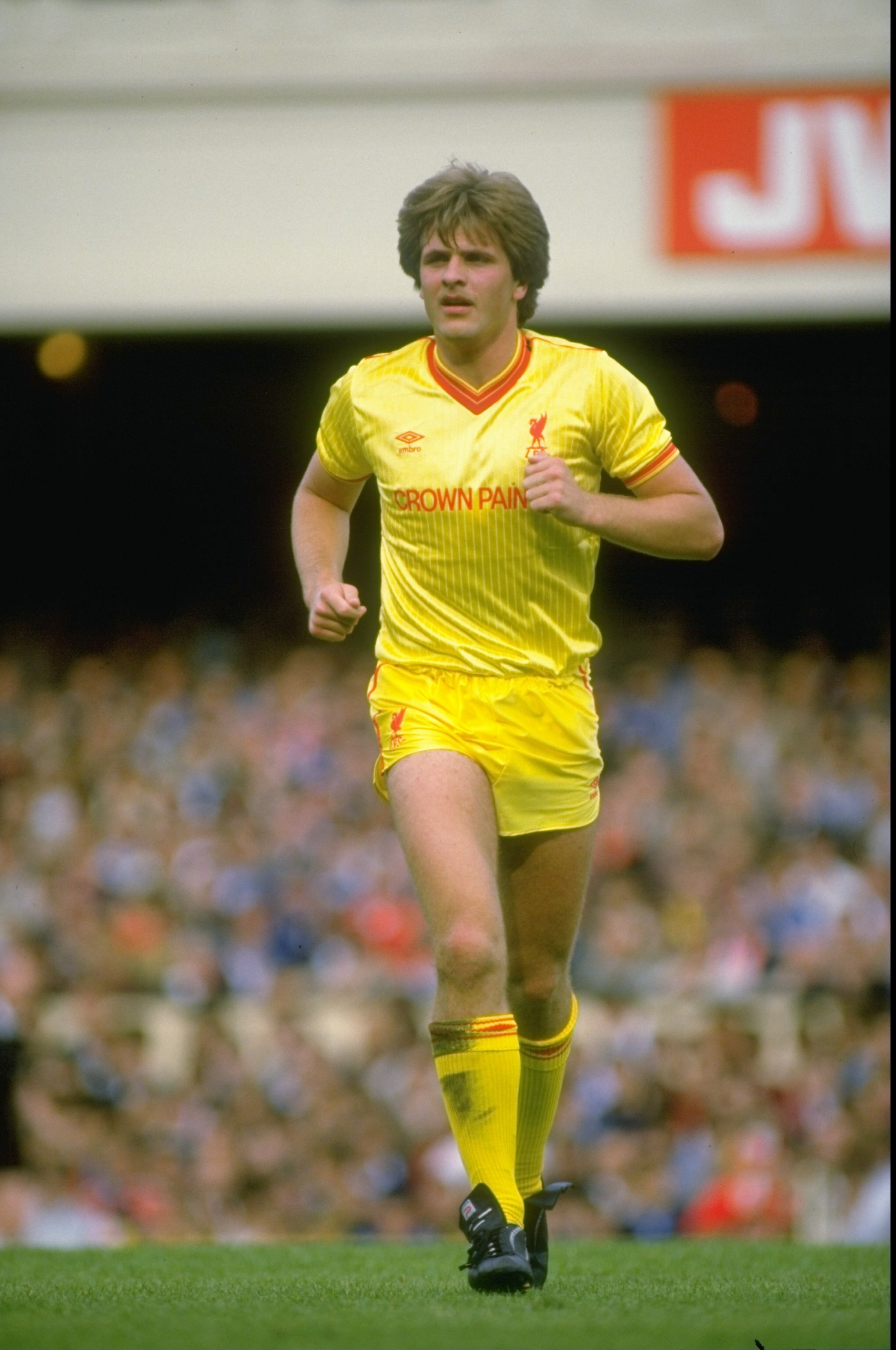 8 Sep 1984:  Jan Molby of Liverpool keeps an eye on the ball during a Canon League Division One match against Arsenal at Highbury Stadium in London. Arsenal won the match 3-1. \ Mandatory Credit: Allsport UK /Allsport