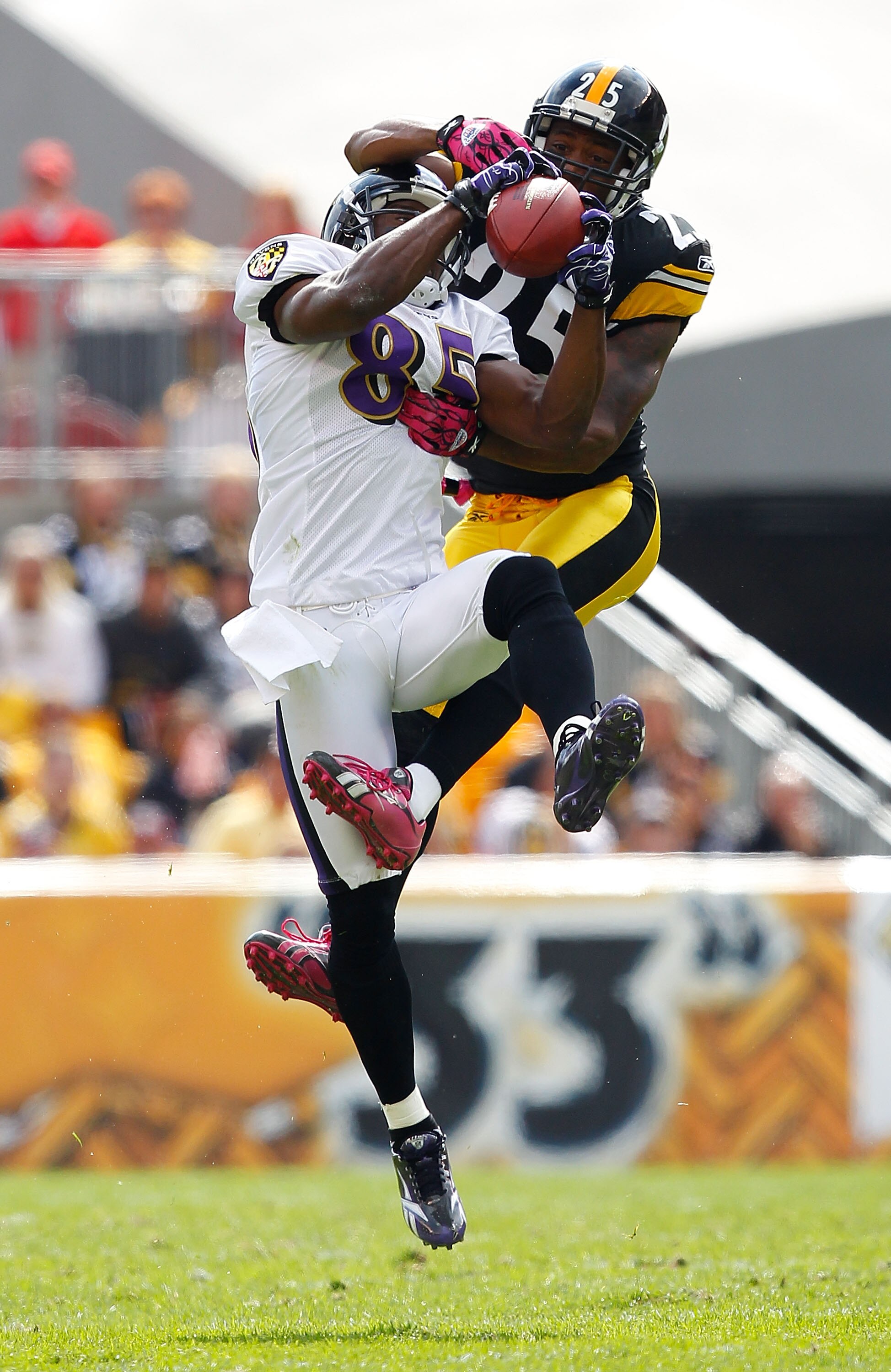 PITTSBURGH - OCTOBER 03: Derrick Mason #85 of the Baltimore Ravens catches a pass in front of Ryan Clark #25 of the Pittsburgh Steelers during the game on October 3, 2010 at Heinz Field in Pittsburgh, Pennsylvania.  (Photo by Jared Wickerham/Getty Images)