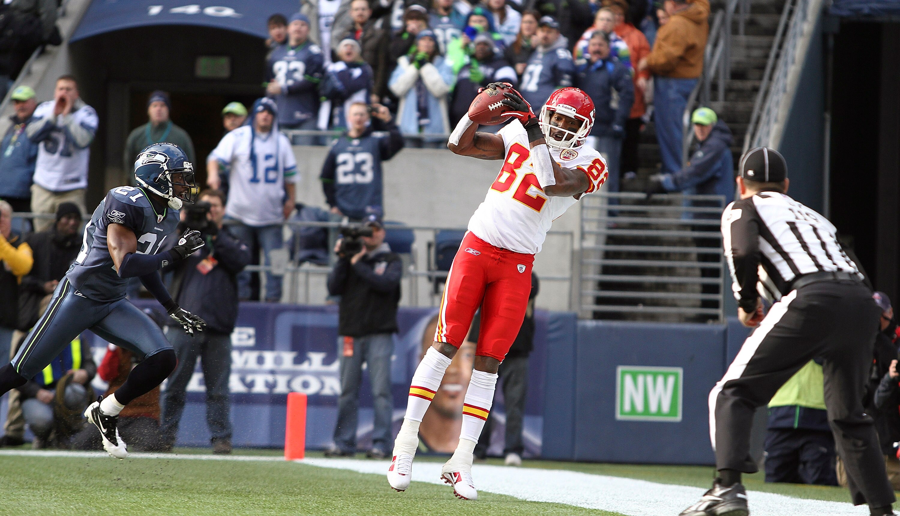 SEATTLE - NOVEMBER 28:  Wide receiver Dwayne Bowe #82 of the Kansas City Chiefs makes his first touchdown catch against Kelly Jennings #21 of the Seattle Seahawks at Qwest Field on November 28, 2010 in Seattle, Washington. (Photo by Otto Greule Jr/Getty I