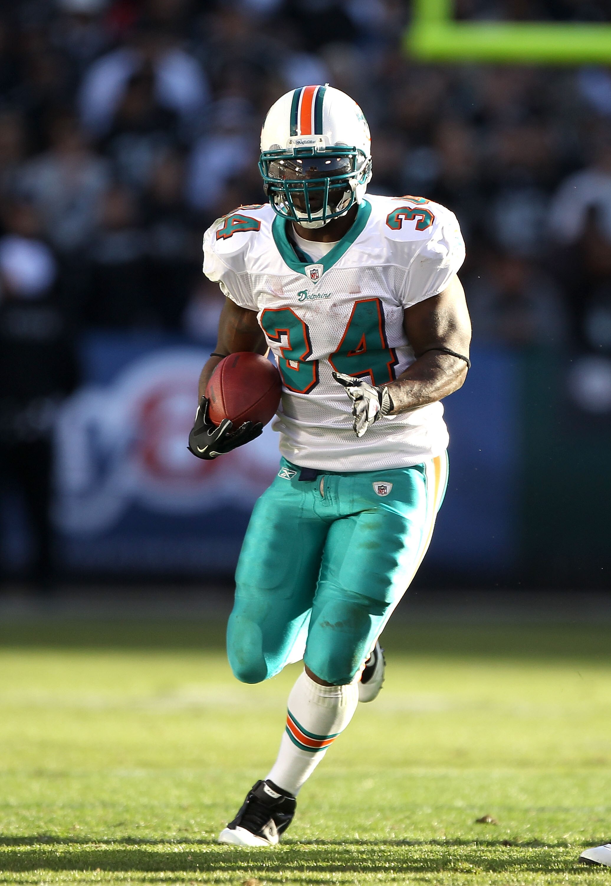 OAKLAND, CA - NOVEMBER 28:  Ricky Williams #34 of the Miami Dolphins in action against the Oakland Raiders at Oakland-Alameda County Coliseum on November 28, 2010 in Oakland, California.  (Photo by Ezra Shaw/Getty Images)