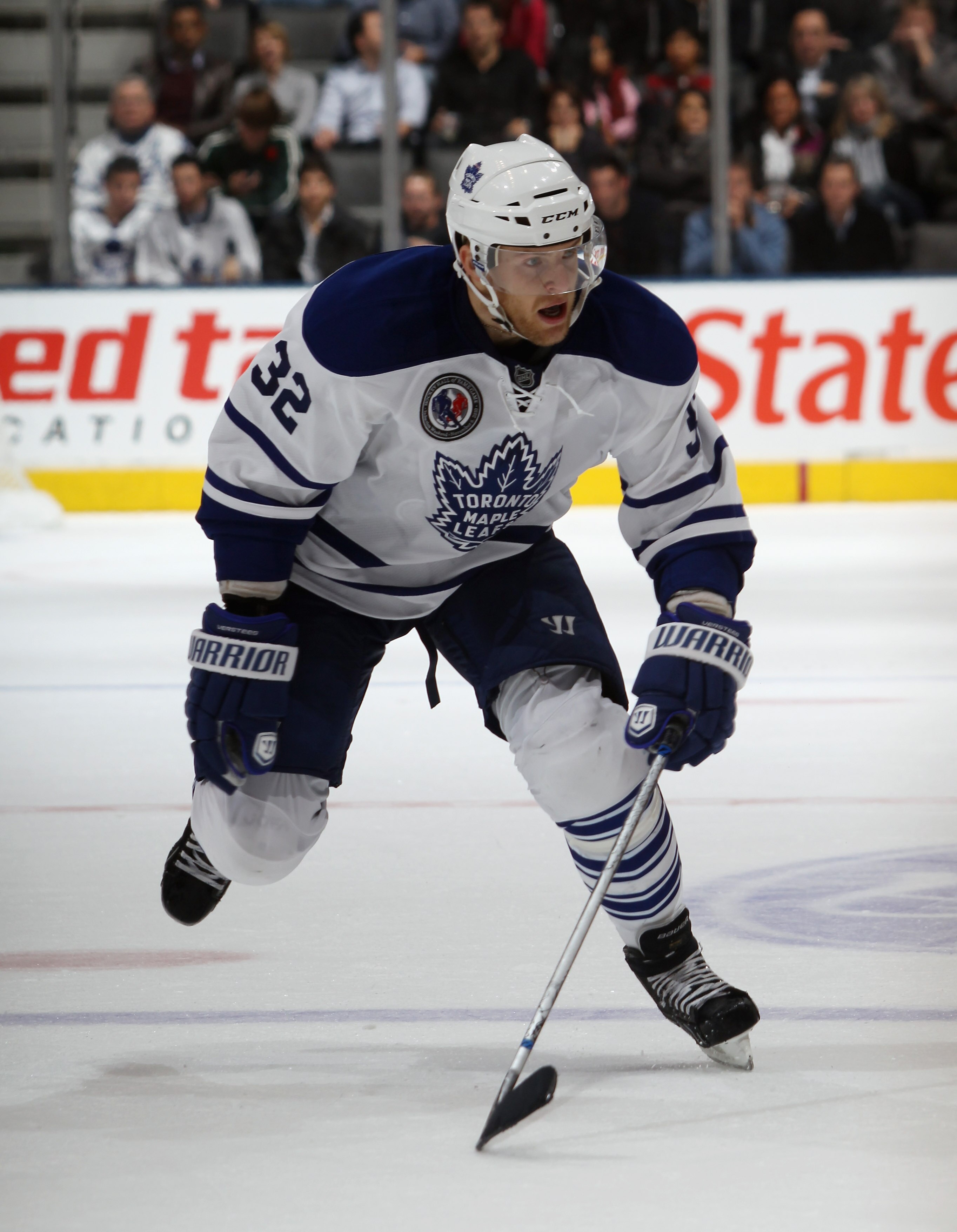 TORONTO, ON - NOVEMBER 06:  Kris Versteeg #32 of the Toronto Maple Leafs skates against the Buffalo Sabres at the Air Canada Centre on November 6, 2010 in Toronto, Canada.  (Photo by Bruce Bennett/Getty Images)
