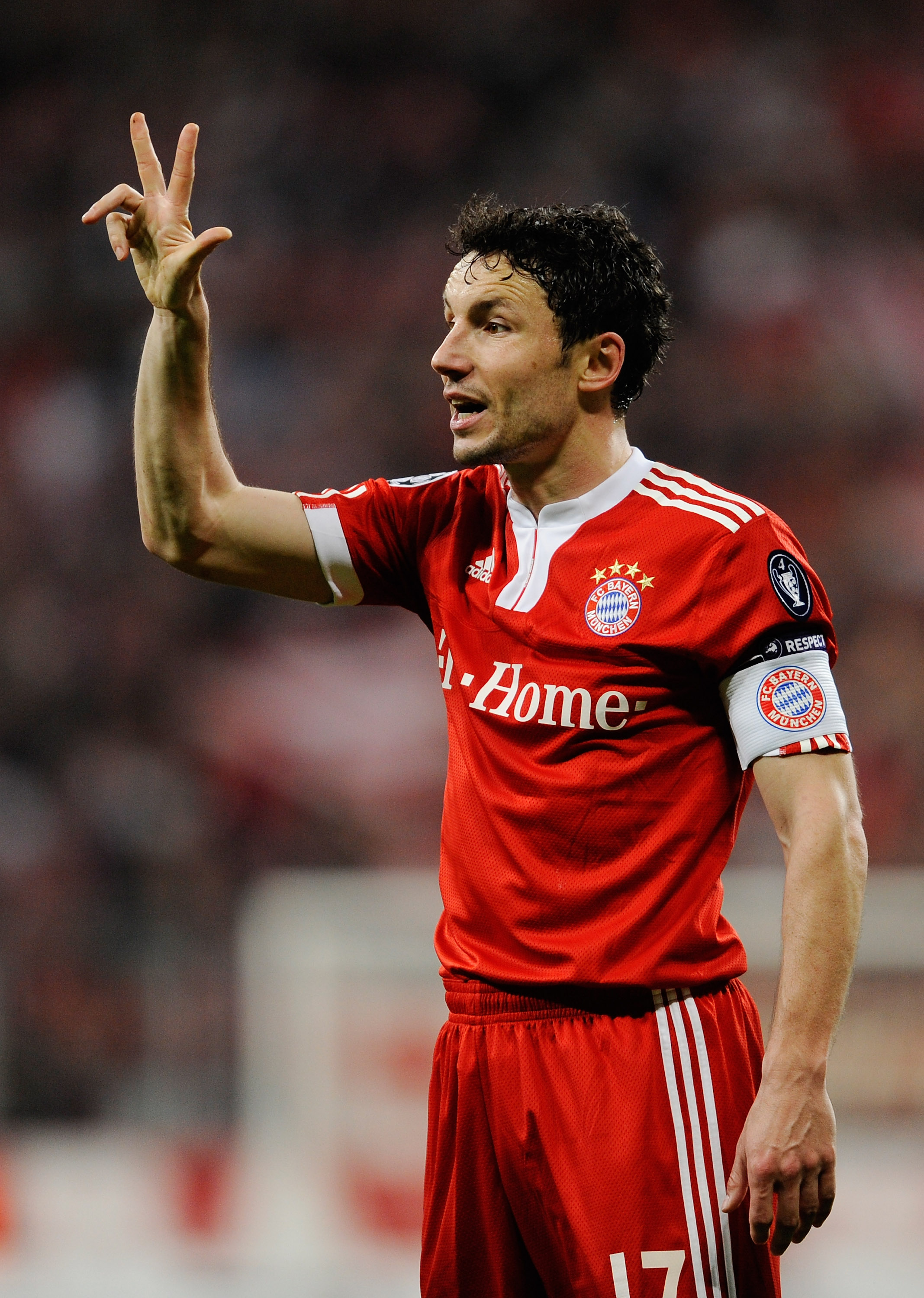 MUNICH, GERMANY - MARCH 30:  Mark Van Bommel of Bayern Muenchen shouts to his team during the UEFA Champions League quarter final first leg match between Bayern Muenchen and Manchester United at the Allianz Arena on March 30, 2010 in Munich, Germany.  (Ph
