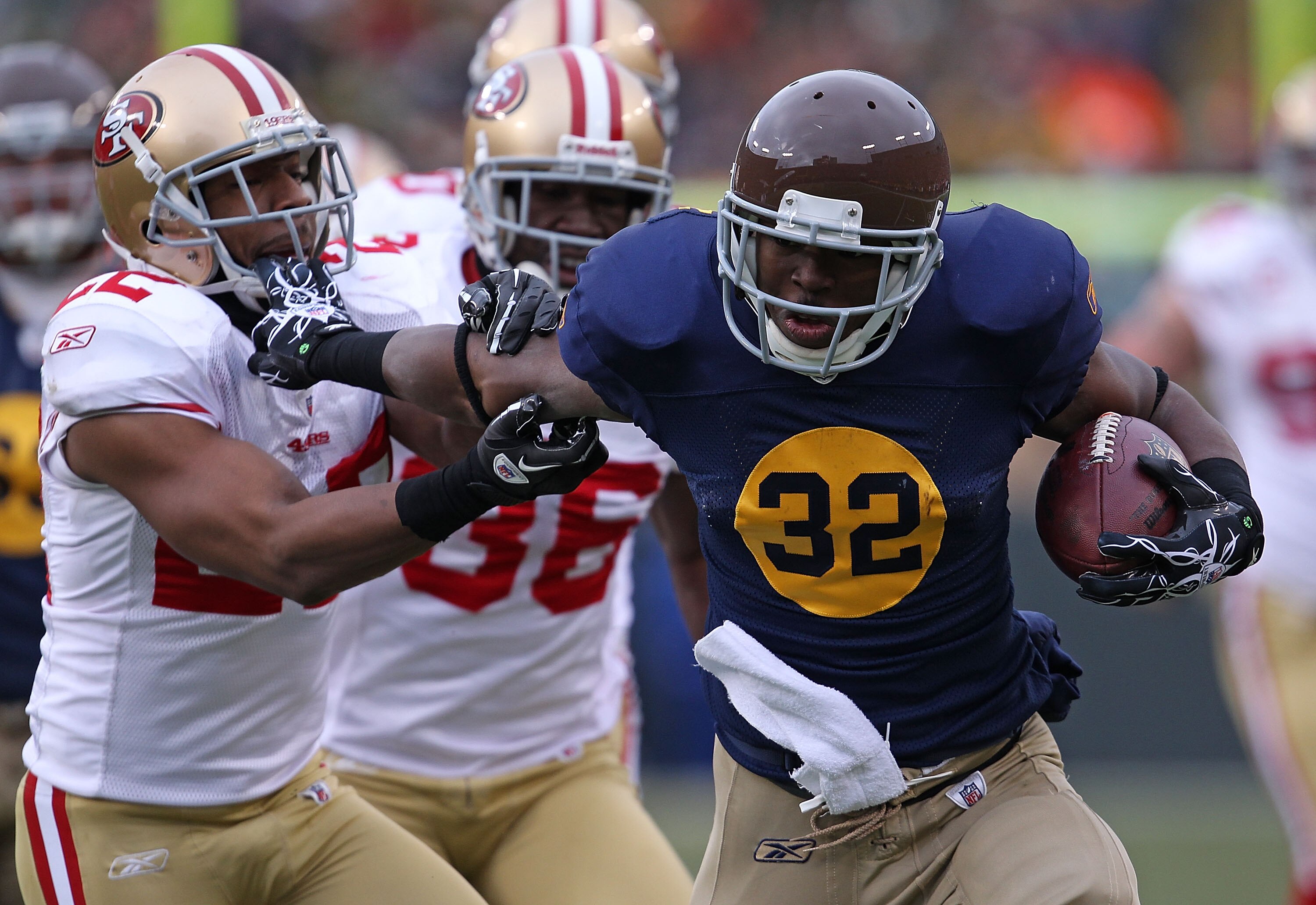 GREEN BAY, WI - DECEMBER 05: Brandon Jackson #32 of the Green Bay Packers breaks away from Nate Clements #22 of the San Francisco 49ers at Lambeau Field on December 5, 2010 in Green Bay, Wisconsin. (Photo by Jonathan Daniel/Getty Images)