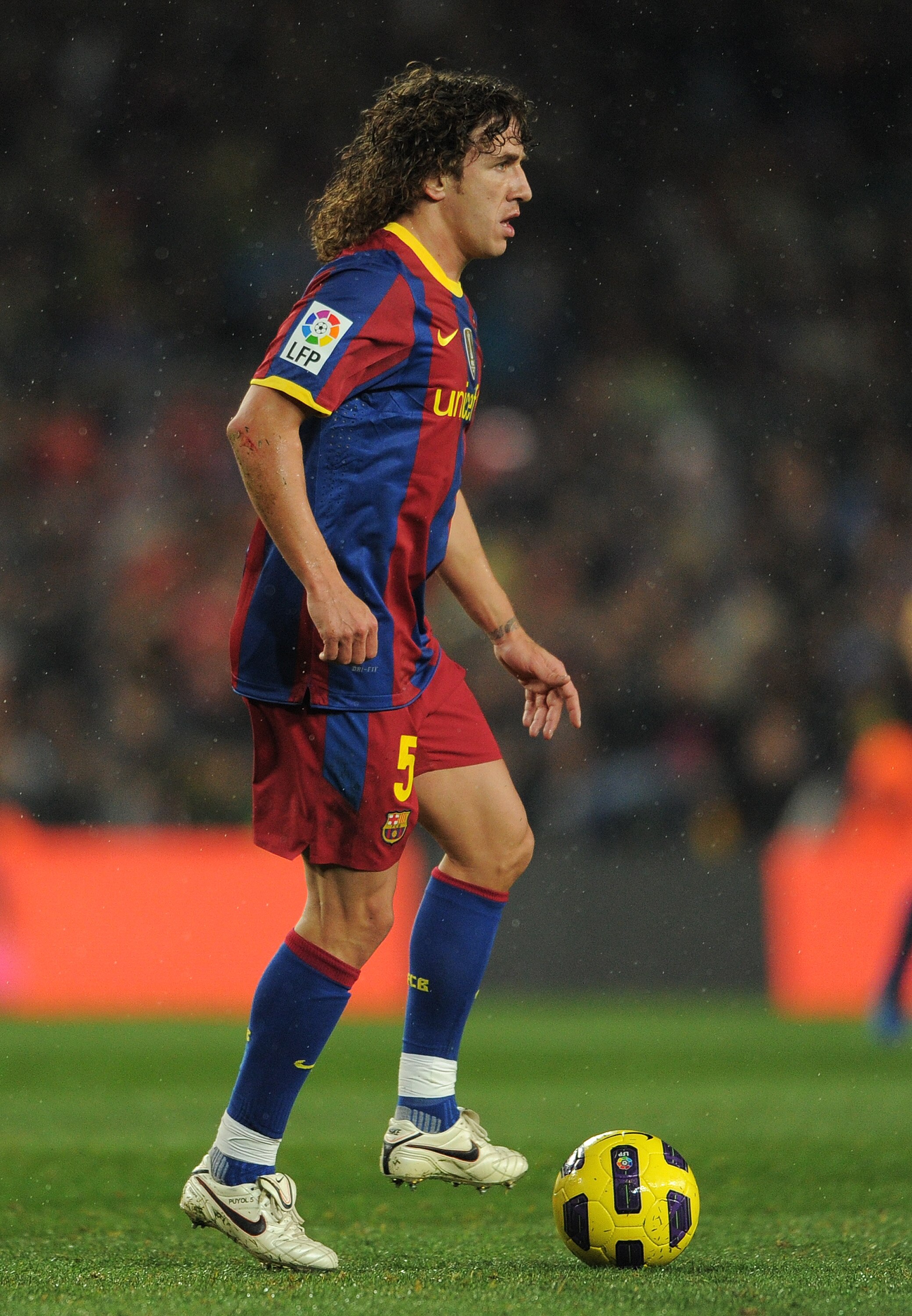 BARCELONA, SPAIN - NOVEMBER 29:  Carles Puyol of Barcelona controls the ball during the la liga match between Barcelona and Real Madrid at the Camp Nou stadium on November 29, 2010 in Barcelona, Spain.  (Photo by Jasper Juinen/Getty Images)