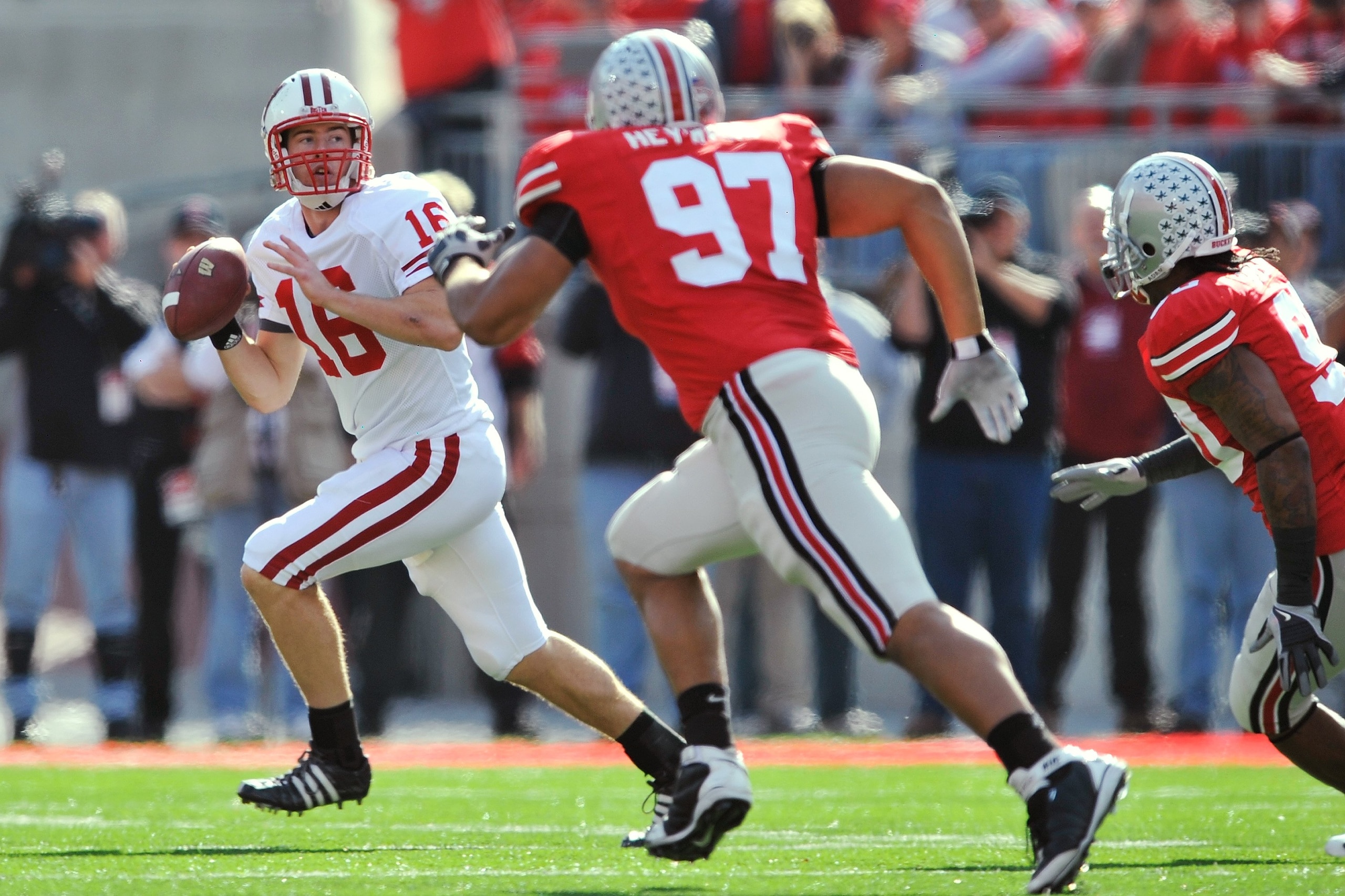 COLUMBUS, OH - OCTOBER 10:  Quarterback Scott Tolzien #16 of the Wisconsin Badgers runs with the ball against the Ohio State Buckeyes at Ohio Stadium on October 10, 2009 in Columbus, Ohio.  (Photo by Jamie Sabau/Getty Images)