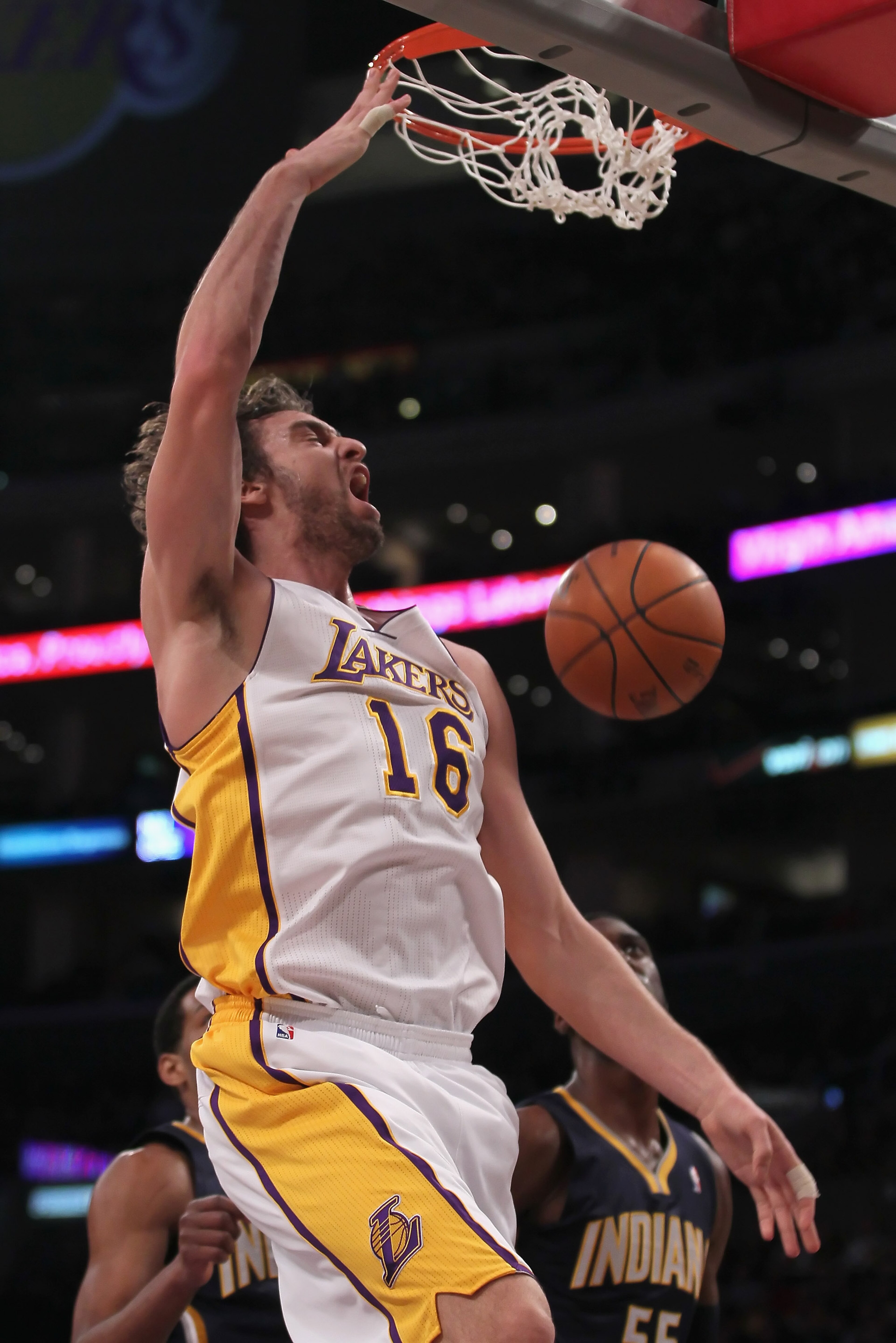 LOS ANGELES, CA - NOVEMBER 28:  Pau Gasol #16 of the Los Angeles Lakers dunks the ball against the Indiana Pacers during the first quarter at Staples Center on November 28, 2010 in Los Angeles, California. NOTE TO USER: User expressly acknowledges and agr