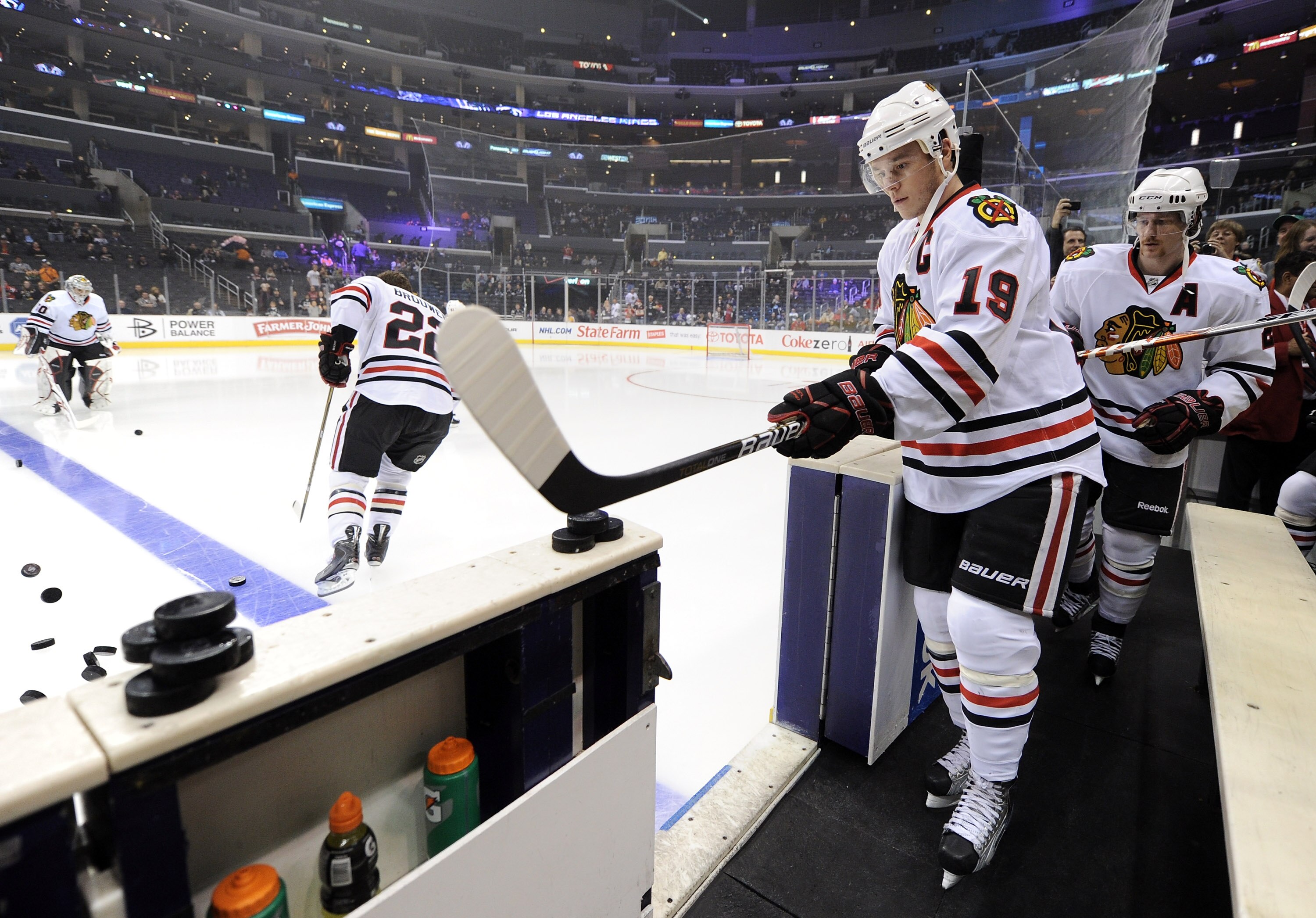 LOS ANGELES, CA - NOVEMBER 27:  Jonathan Toews #19 of the Chicago Blackhawks steps on to the ice during warm up before the game against the Los Angeles Kings at Staples Center on November 27, 2010 in Los Angeles, California.  (Photo by Harry How/Getty Ima