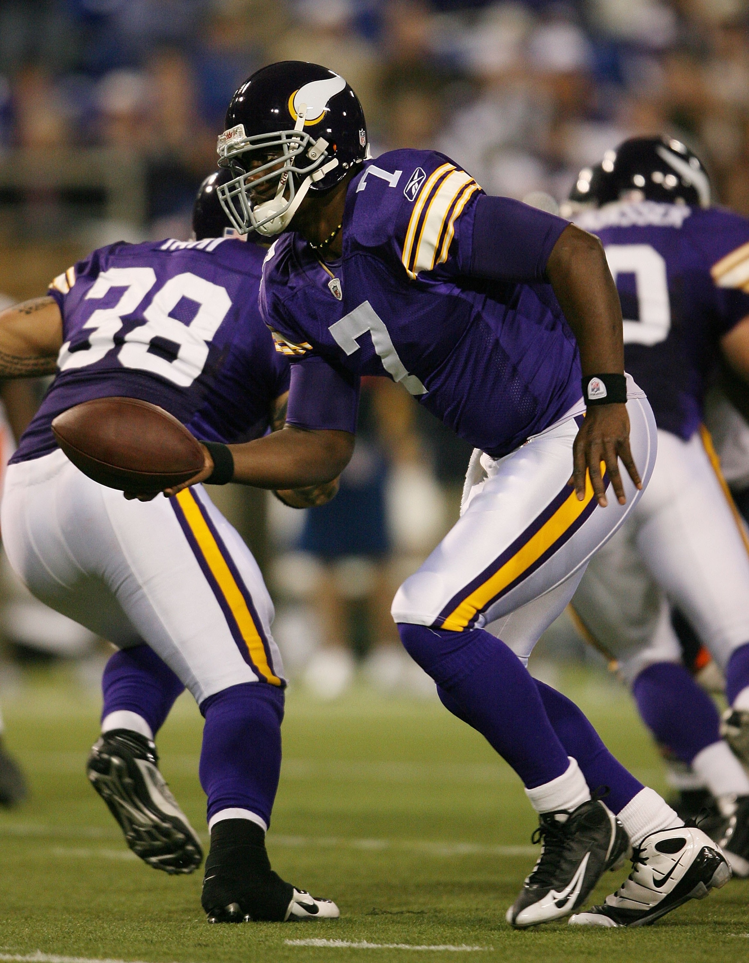 MINNEAPOLIS - NOVEMBER 29:  Tavaris Jackson #7 of the Minnesota Vikings hands off the ball in the fourth quarter against the Chicago Bears on November 29, 2009 at Hubert H. Humphrey Metrodome in Minneapolis, Minnesota. The Vikings defeated the Bears 36-10