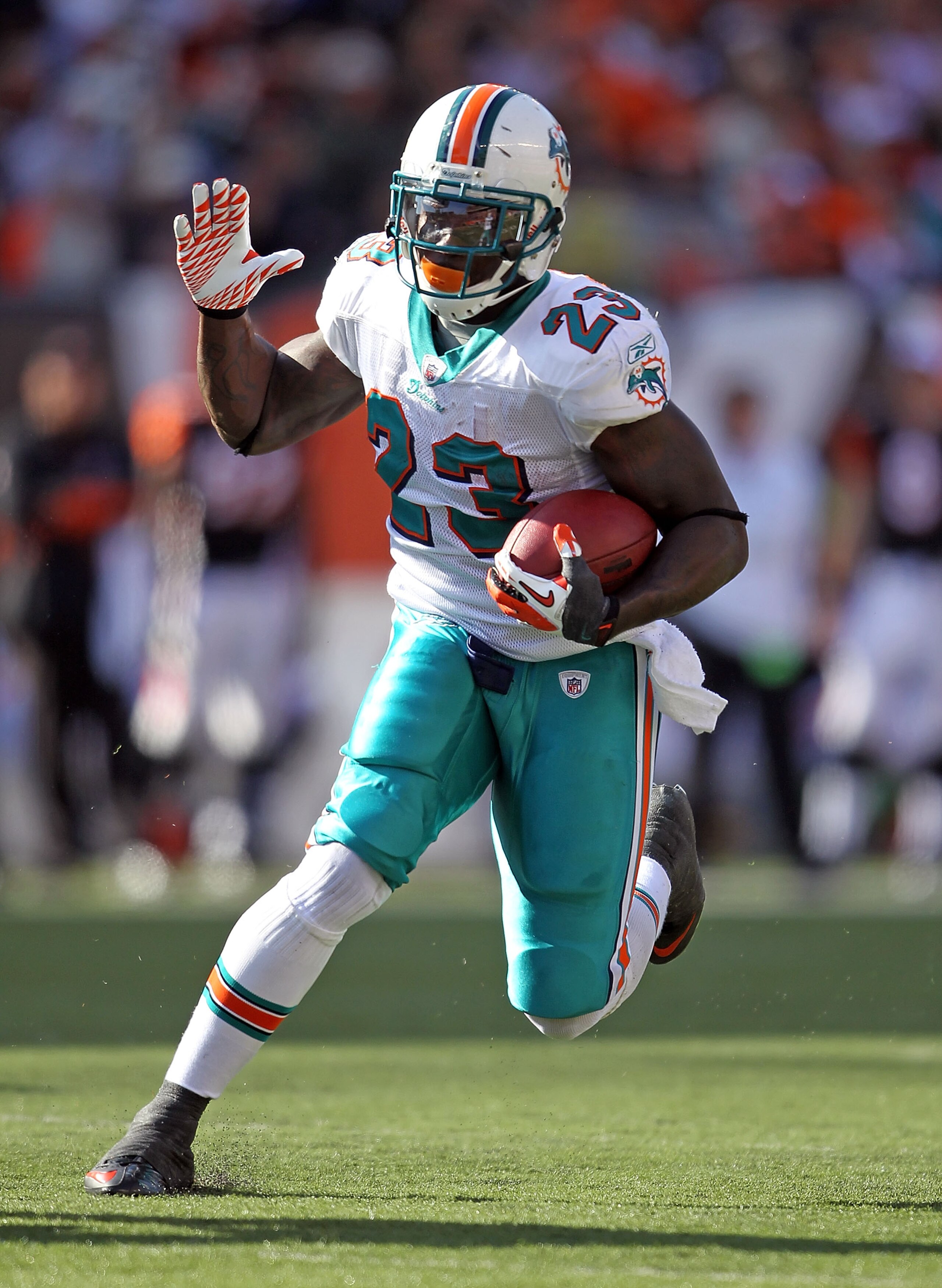 CINCINNATI - OCTOBER 31: Ronnie Brown #23 of the Miami Dolphins runs with the ball during the NFL game against the Cincinnati Bengals at Paul Brown Stadium on October 31, 2010 in Cincinnati, Ohio. (Photo by Andy Lyons/Getty Images) CINCINNATI - OCTOBER 31: Ronnie Brown #23 of the Miami Dolphins runs with the ball during the NFL game against the Cincinnati Bengals at Paul Brown Stadium on October 31, 2010 in Cincinnati, Ohio. (Photo by Andy Lyons/Getty Images)