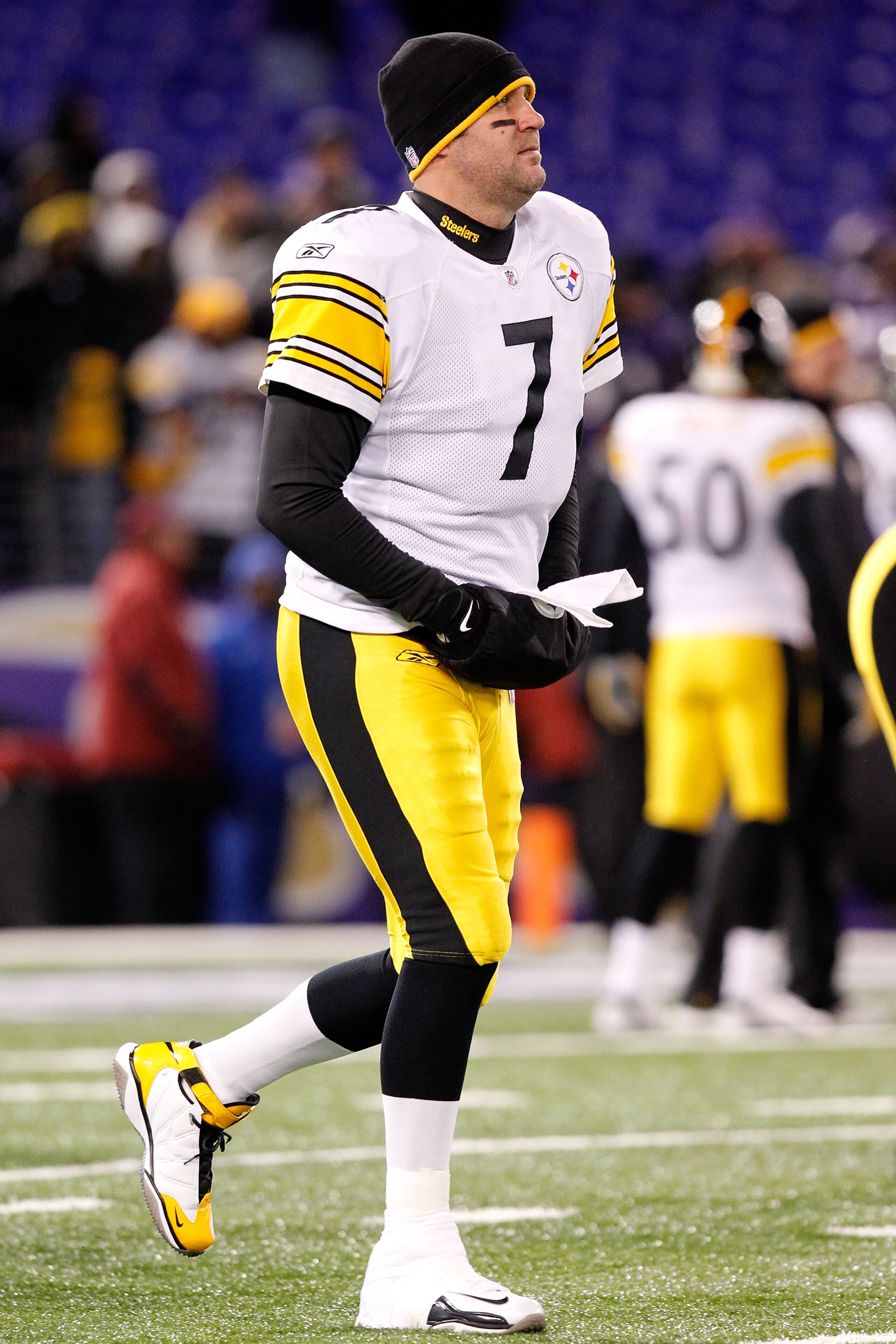BALTIMORE, MD - DECEMBER 05:  Quarterback Ben Roethlisberger #7 of the Pittsburgh Steelers warms up before playing against the Baltimore Ravens at M&T Bank Stadium on December 5, 2010 in Baltimore, Maryland.  (Photo by Geoff Burke/Getty Images)