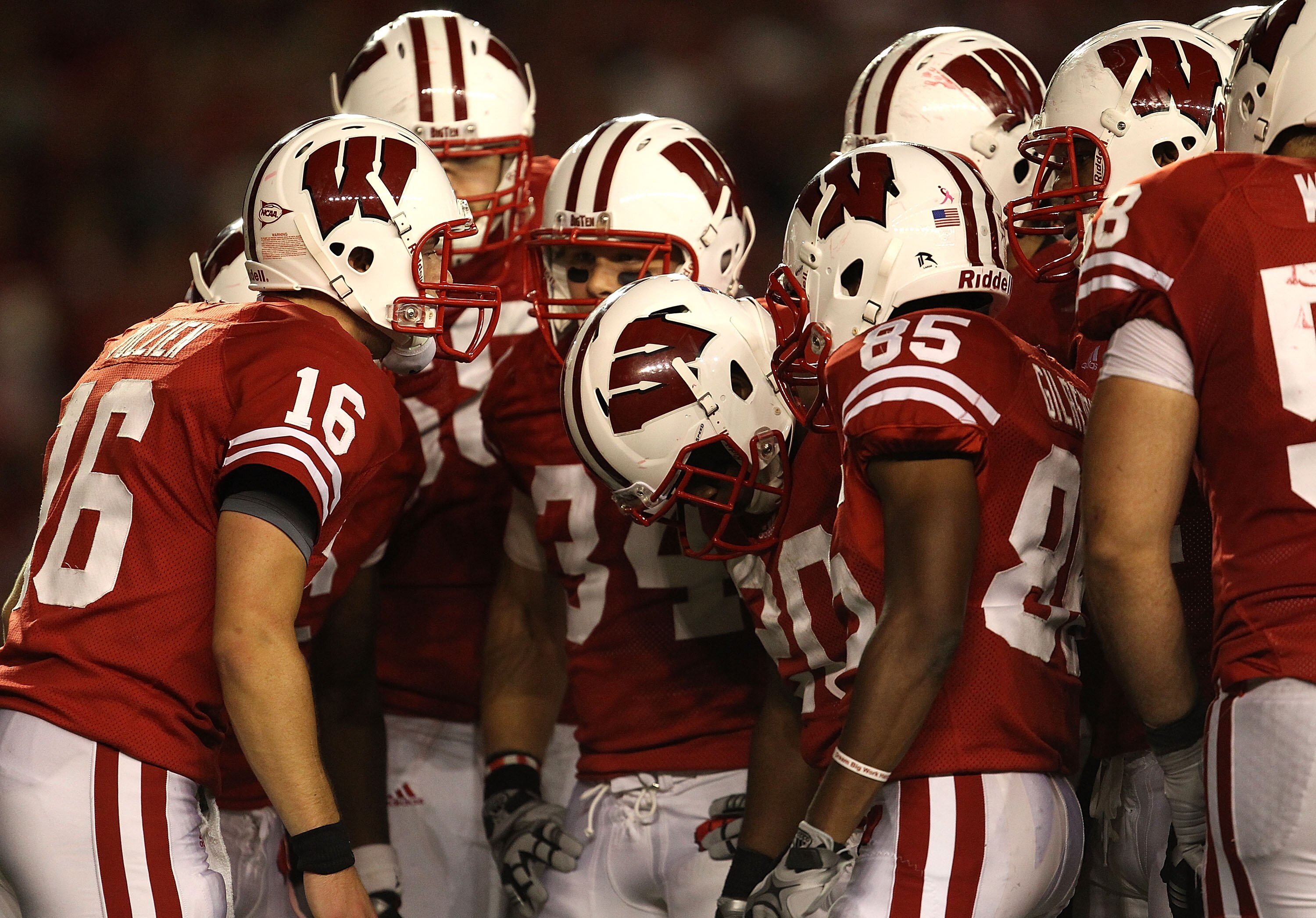 MADISON, WI - OCTOBER 16: Scott Tolzien #16 of the Wisconsin Badgers calls a play in the huddle against the Ohio State Buckeyes at Camp Randall Stadium on October 16, 2010 in Madison, Wisconsin. Wisconsin defeated Ohio State 31-18. (Photo by Jonathan Dani
