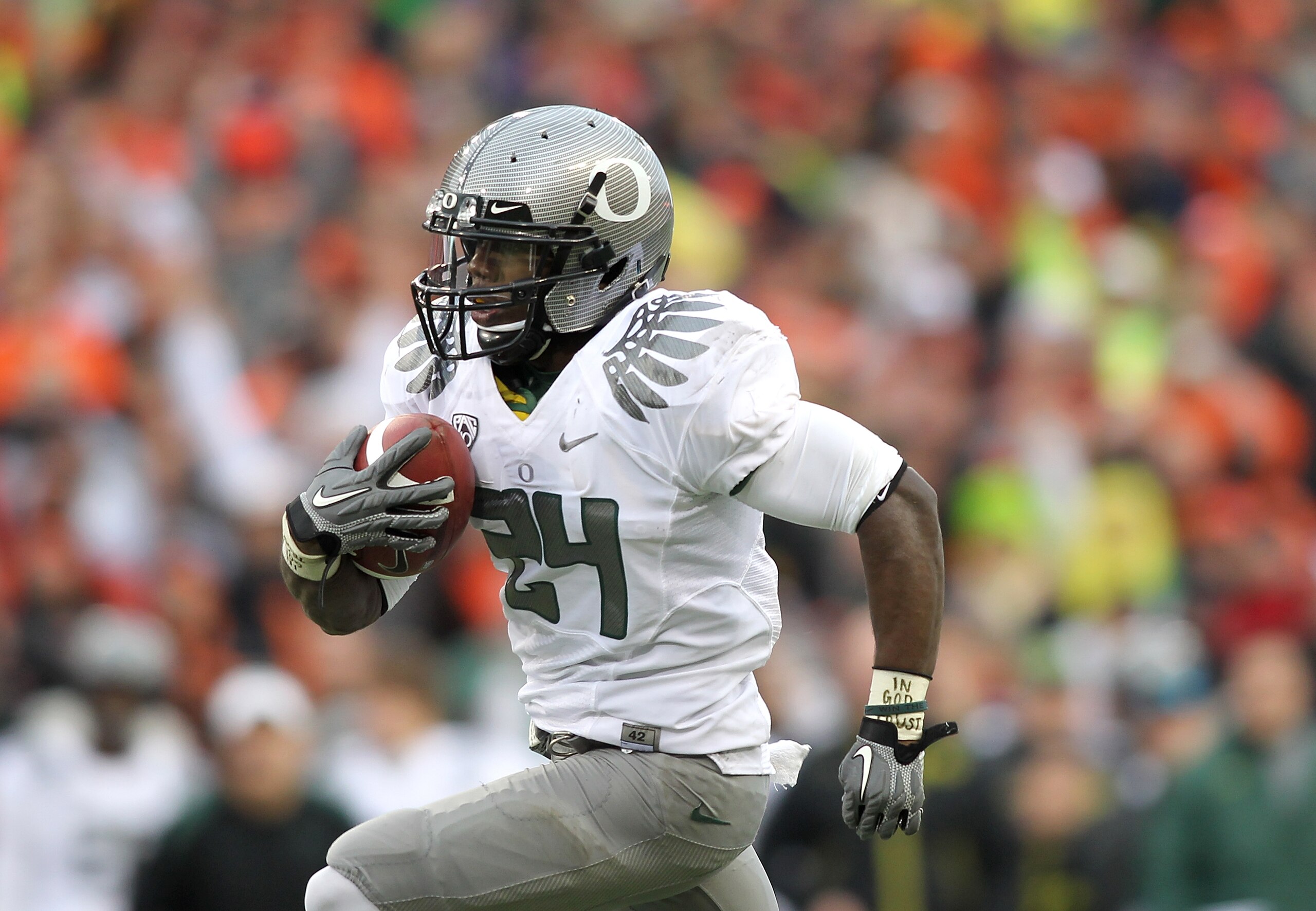 CORVALLIS, OR - DECEMBER 04:  Kenjon Barner #24 of the Oregon Ducks runs for a touchdown against the Oregon State Beavers during the 114th Civil War on December 4, 2010 at the Reser Stadium in Corvallis, Oregon.  (Photo by Jonathan Ferrey/Getty Images)