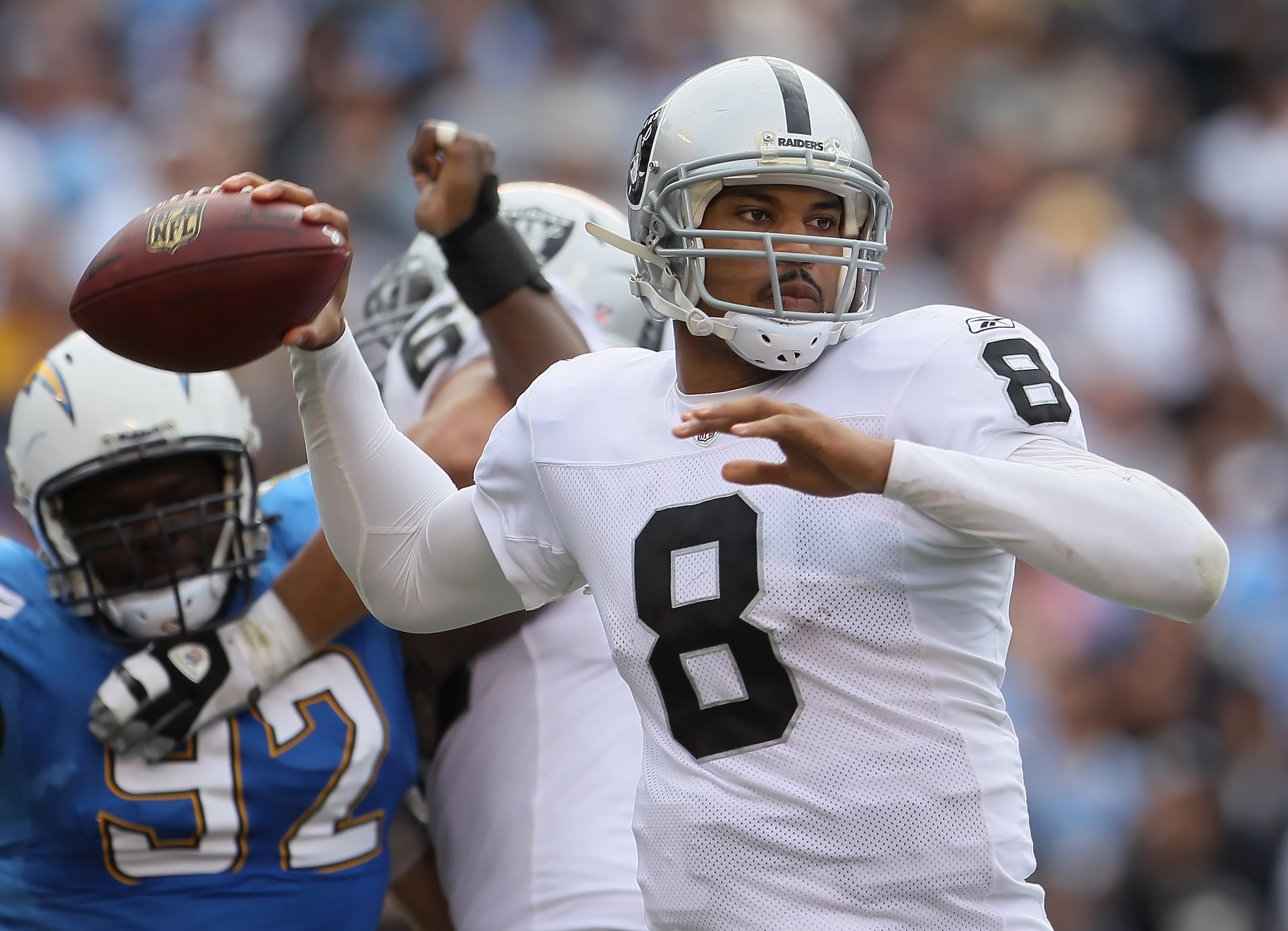 SAN DIEGO - DECEMBER 05: Quarterback Jason Campbell #8 the Oakland Raiders drops back to pass against the San Diego Chargers during the second quarter at Qualcomm Stadium on December 5, 2010 in San Diego, California. The Raiders defeated the Chargers 28- SAN DIEGO - DECEMBER 05: Quarterback Jason Campbell #8 the Oakland Raiders drops back to pass against the San Diego Chargers during the second quarter at Qualcomm Stadium on December 5, 2010 in San Diego, California. The Raiders defeated the Chargers 28-