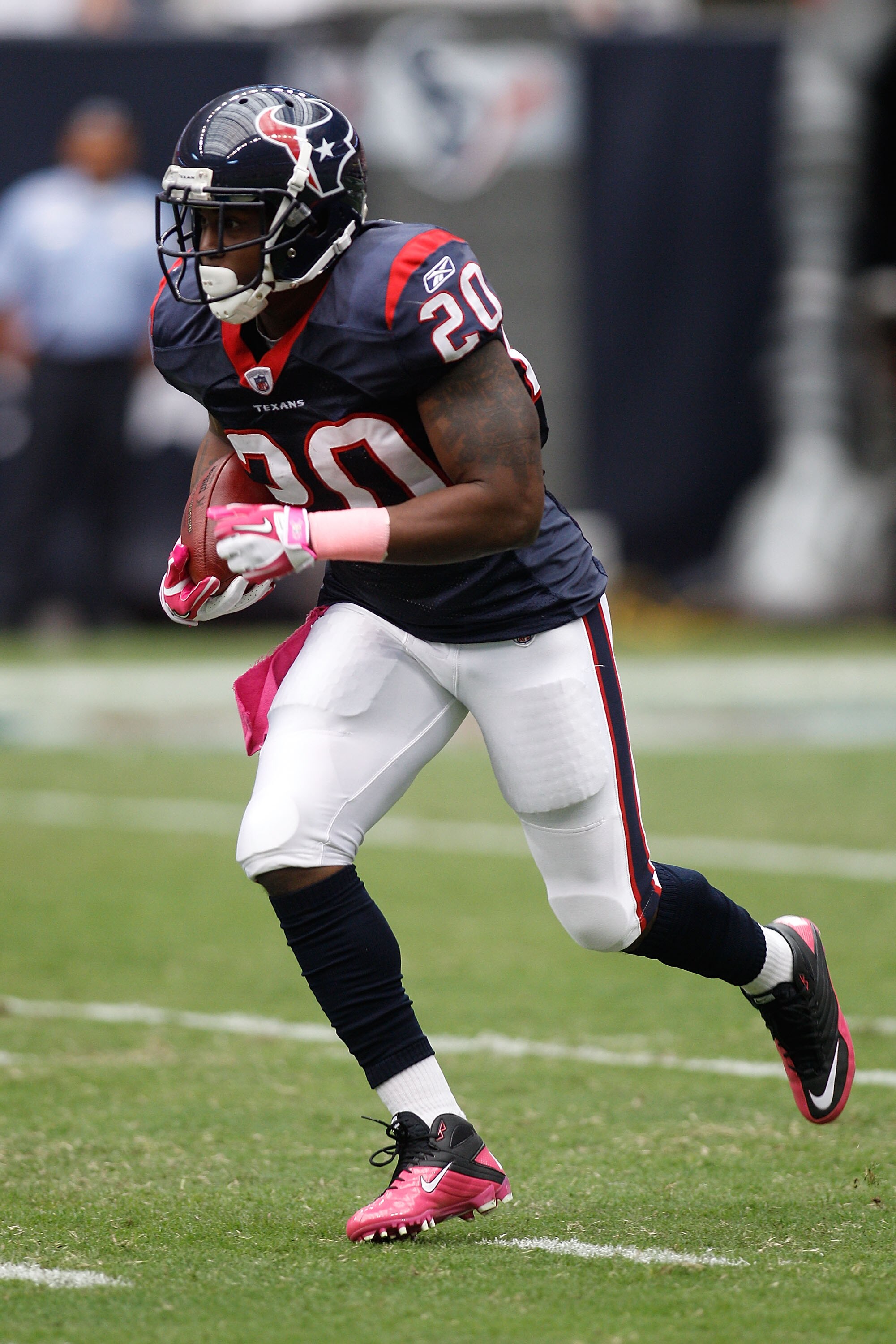 HOUSTON - OCTOBER 10:  Steve Slaton #20 of the Houston Texans in action during the game against  the New York Giants at Reliant Stadium on October 10, 2010 in Houston, Texas.  (Photo by Chris Graythen/Getty Images)