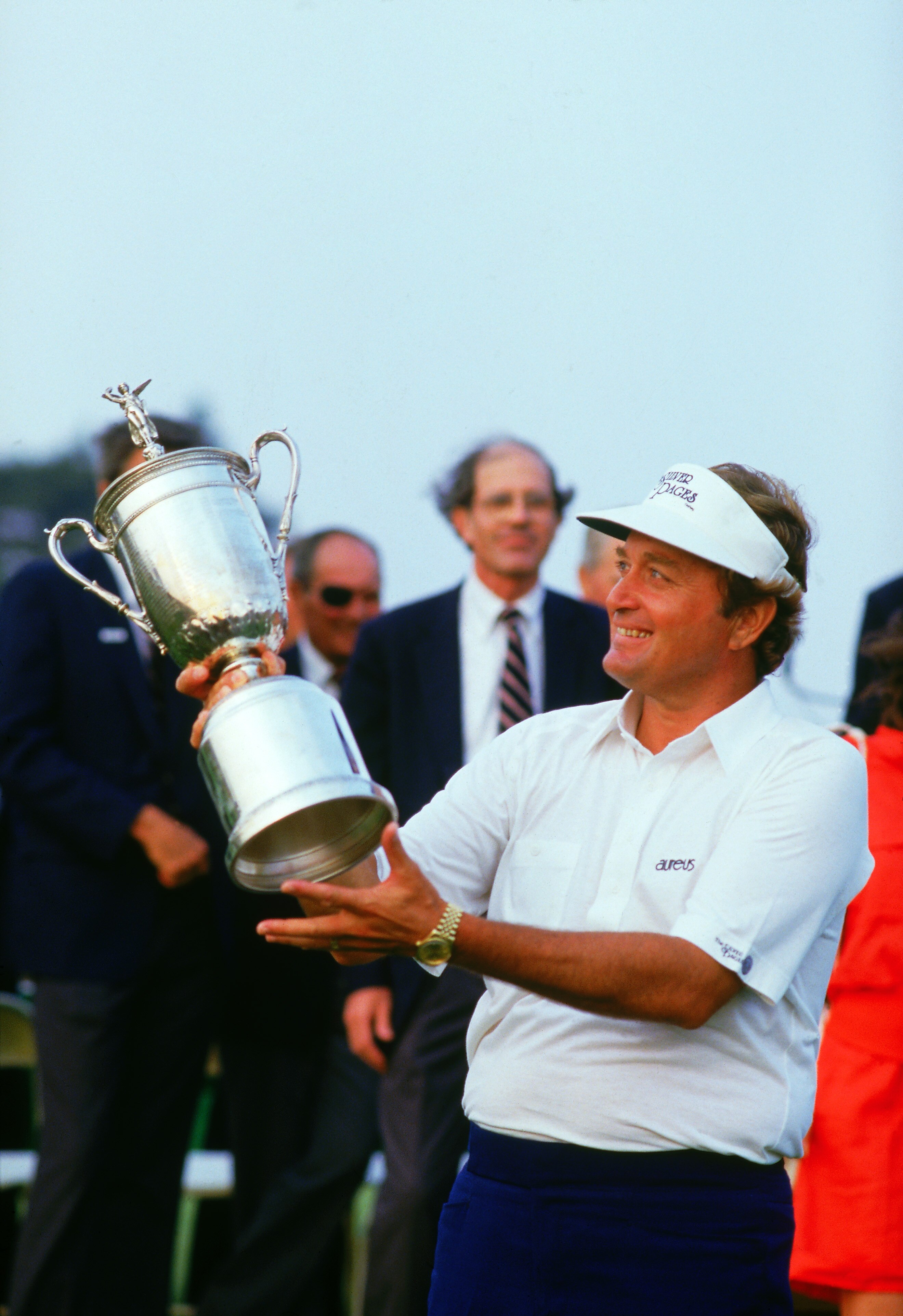 NEW YORK - 1986:  Raymond Floyd holding the trophy after winning the U.S Open in Shinnecock Hills, NY, USA 1986.  (Photo by David Cannon/Getty Images)