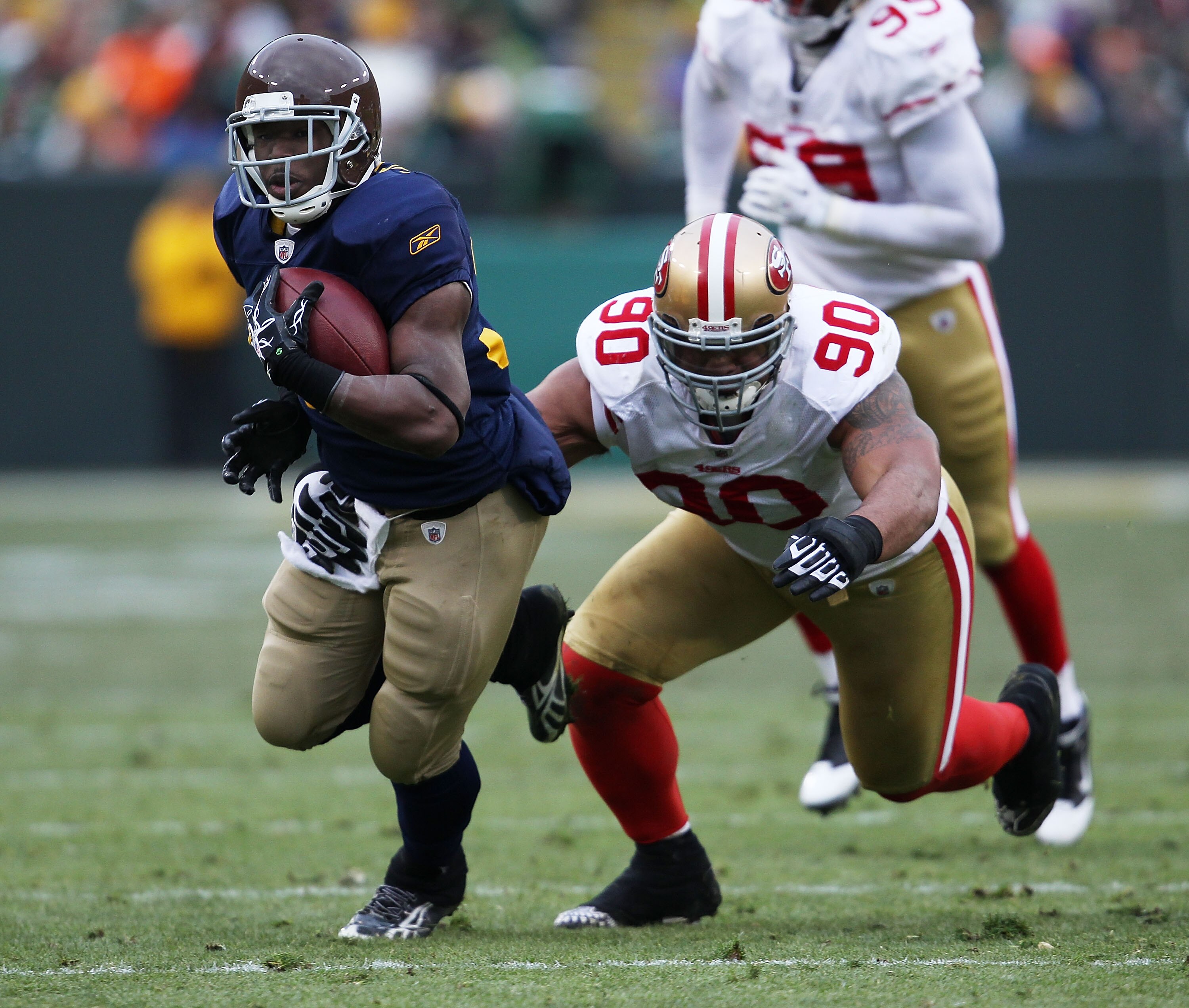 GREEN BAY, WI - DECEMBER 05: Brandon Jackson #32 of the Green Bay Packers breaks away from Isaac Sopoaga #90 of the San Francisco 49ers at Lambeau Field on December 5, 2010 in Green Bay, Wisconsin. The Packers defeated the 49ers 34-16. (Photo by Jonathan