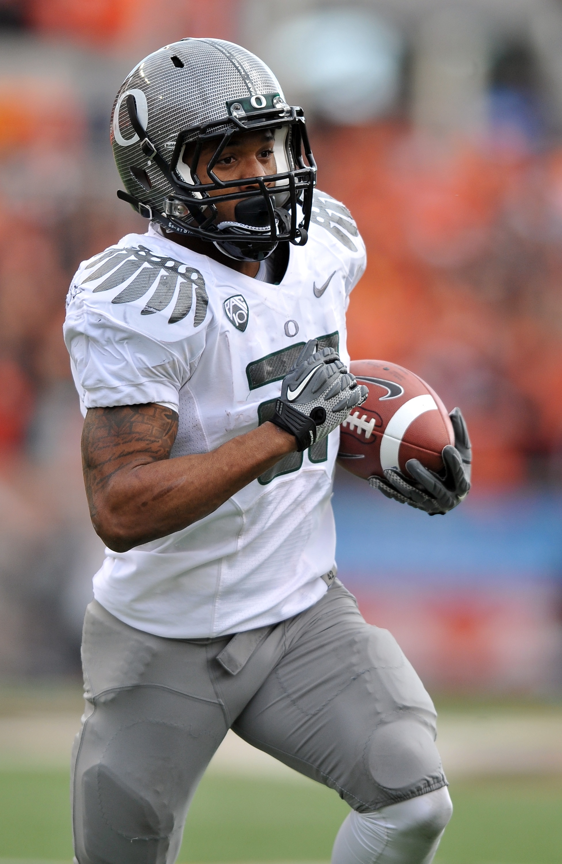 CORVALLIS, OR - DECEMBER 4: LaMichael James #21 of the Oregon Ducks heads to the end zone and a touchdown in the second quarter of the game against te the Oregon State Beavers at Reser Stadium on December 4, 2010 in Corvallis, Oregon. (Photo by Steve Dyke