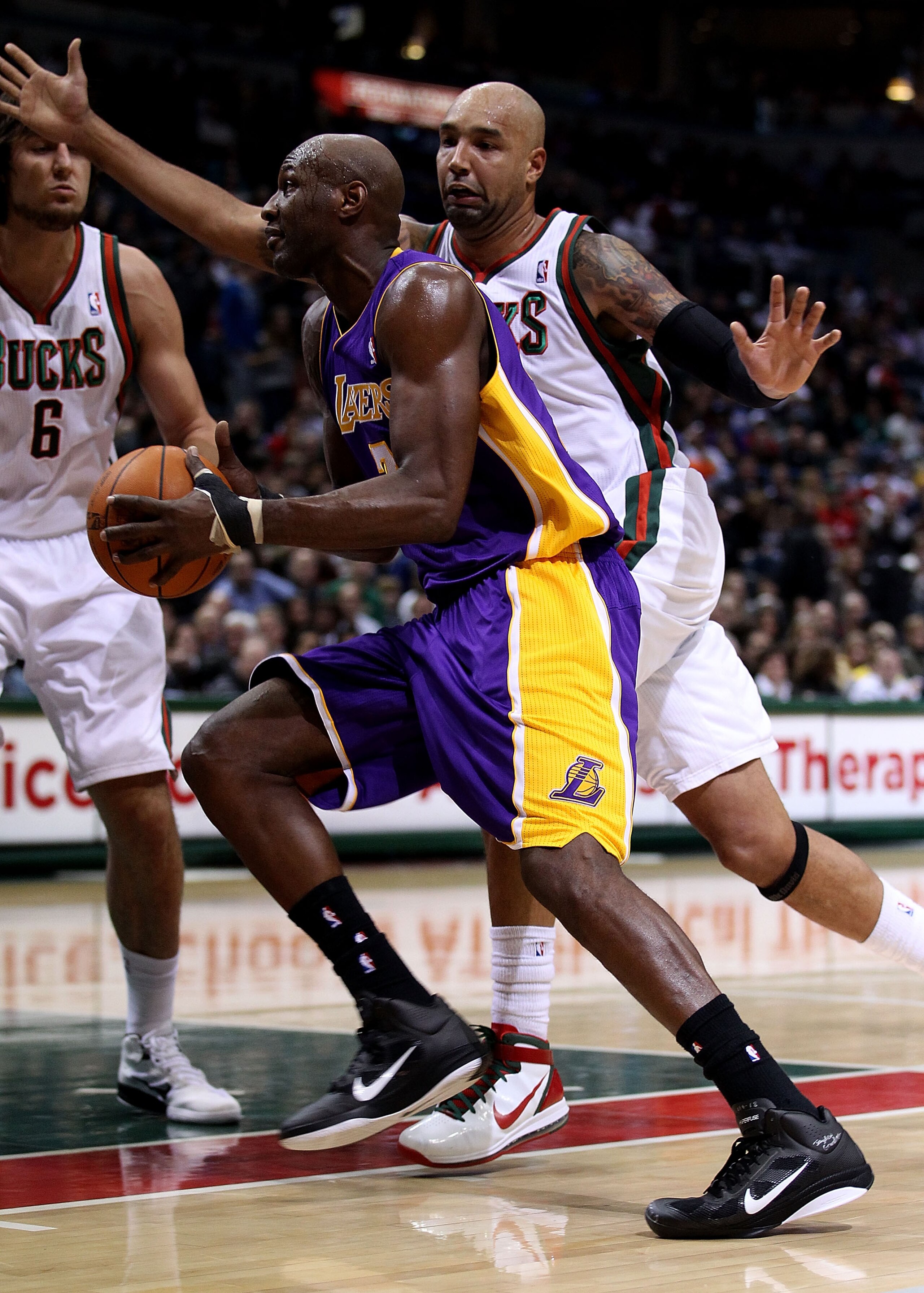 MILWAUKEE - NOVEMBER 16: Lamar Odom #7 of the Los Angeles Lakers drives to the basket against Drew Gooden #0 of the Milwaukee Bucks at the Bradley Center on November 16, 2010 in Milwaukee, Wisconsin. NOTE TO USER: User expressly acknowledges and agrees th