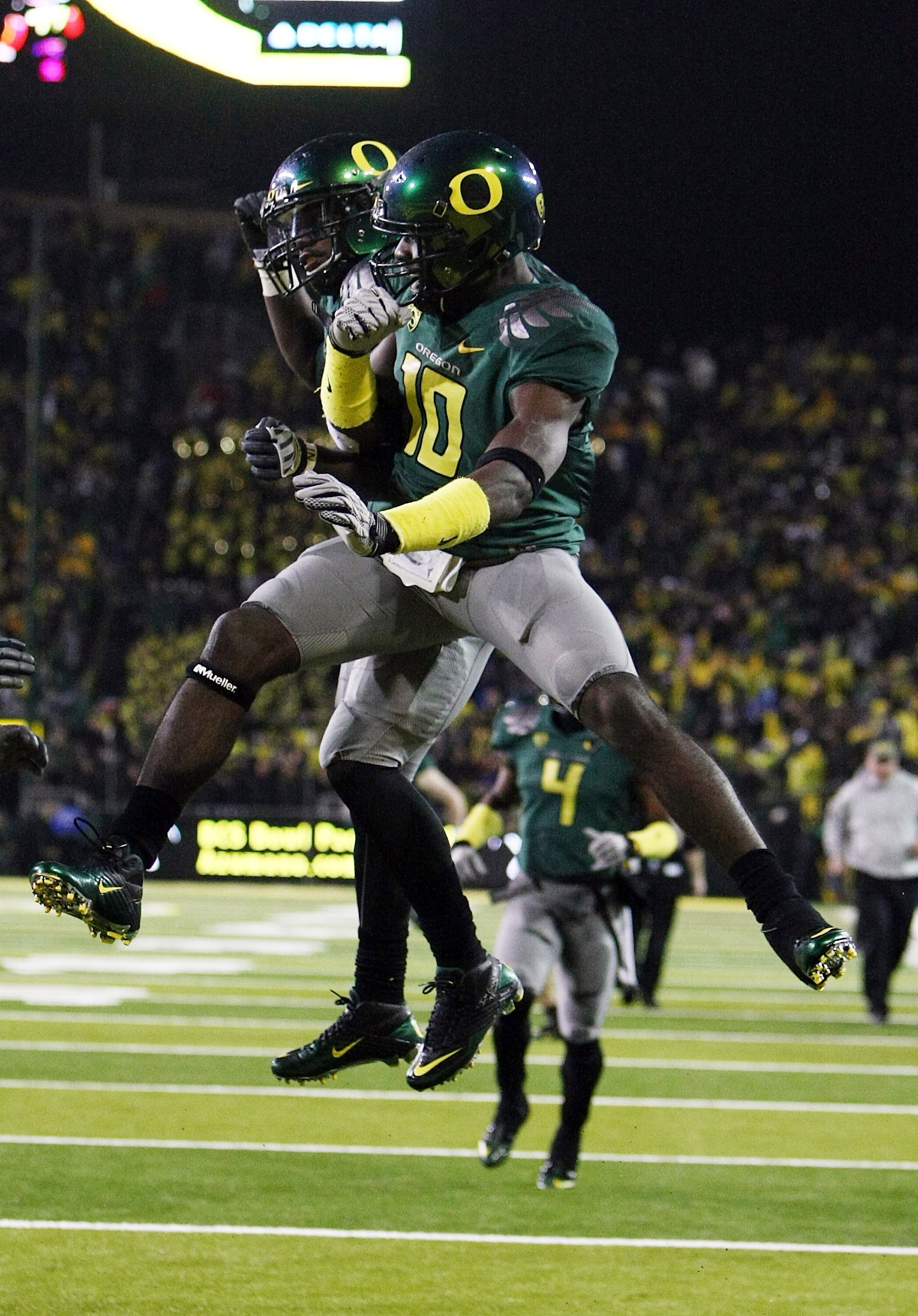EUGENE, OR - NOVEMBER 26:  D. J Davis #10 of the Oregon Ducks celebrates a touchdown with Kenjon Barner #24  against the Arizona Wildcats on November 26, 2010 at the Autzen Stadium in Eugene, Oregon.  (Photo by Jonathan Ferrey/Getty Images)
