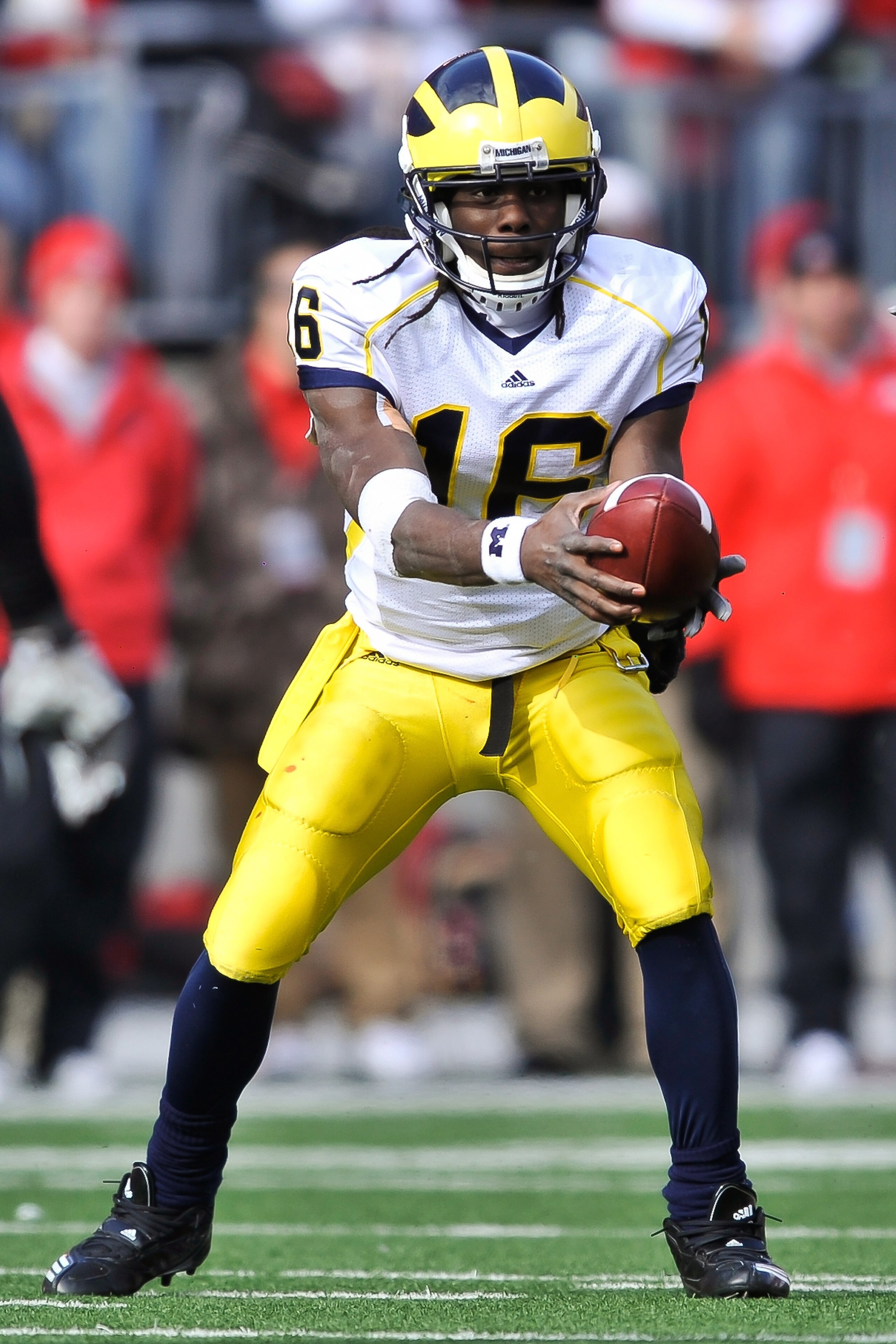 COLUMBUS, OH - NOVEMBER 27: Quarterback Denard Robinson #16 of the Michigan Wolverines hands off against the Ohio State Buckeyes at Ohio Stadium on November 27, 2010 in Columbus, Ohio. (Photo by Jamie Sabau/Getty Images) COLUMBUS, OH - NOVEMBER 27: Quarterback Denard Robinson #16 of the Michigan Wolverines hands off against the Ohio State Buckeyes at Ohio Stadium on November 27, 2010 in Columbus, Ohio. (Photo by Jamie Sabau/Getty Images)