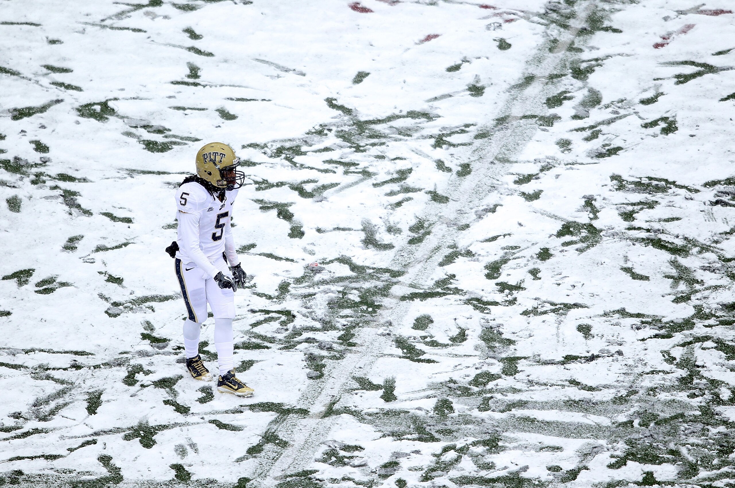 CINCINNATI, OH - DECEMBER 04:  Cameron Saddler #5 of the Pittsburgh Panthers waits to field a punt during the Big East Conference game against the Cincinnati Bearcats at Nippert Stadium on December 4, 2010 in Cincinnati, Ohio.  Pittsburgh won 28-10.  (Pho
