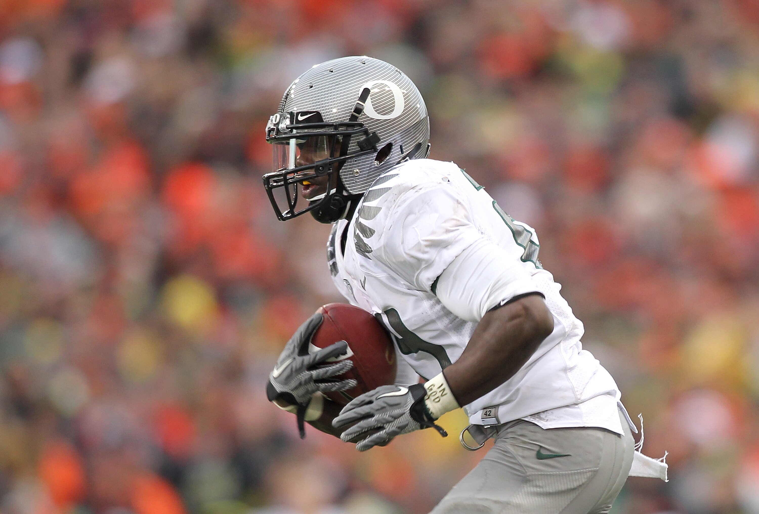 CORVALLIS, OR - DECEMBER 04:  Kenjon Barner #24 of the Oregon Ducks runs for a touchdown against the Oregon State Beavers during the 114th Civil War on December 4, 2010 at the Reser Stadium in Corvallis, Oregon.  (Photo by Jonathan Ferrey/Getty Images)