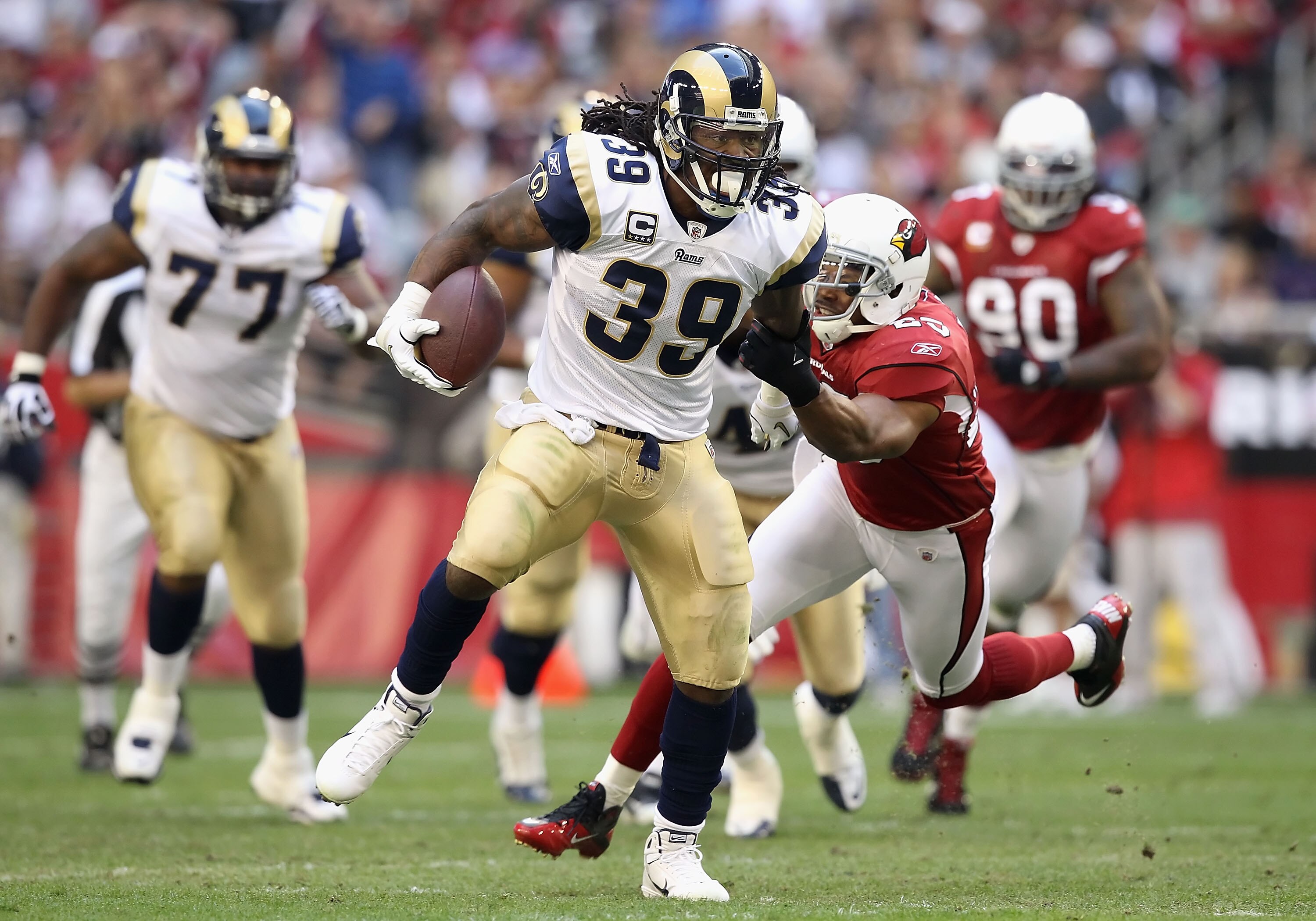GLENDALE, AZ - DECEMBER 05:  Runningback Steven Jackson #39 of the St. Louis Rams rushes the football for 22 yards past Kerry Rhodes #25 of the Arizona Cardinals during the first quarter of the NFL game at the University of Phoenix Stadium on December 5,
