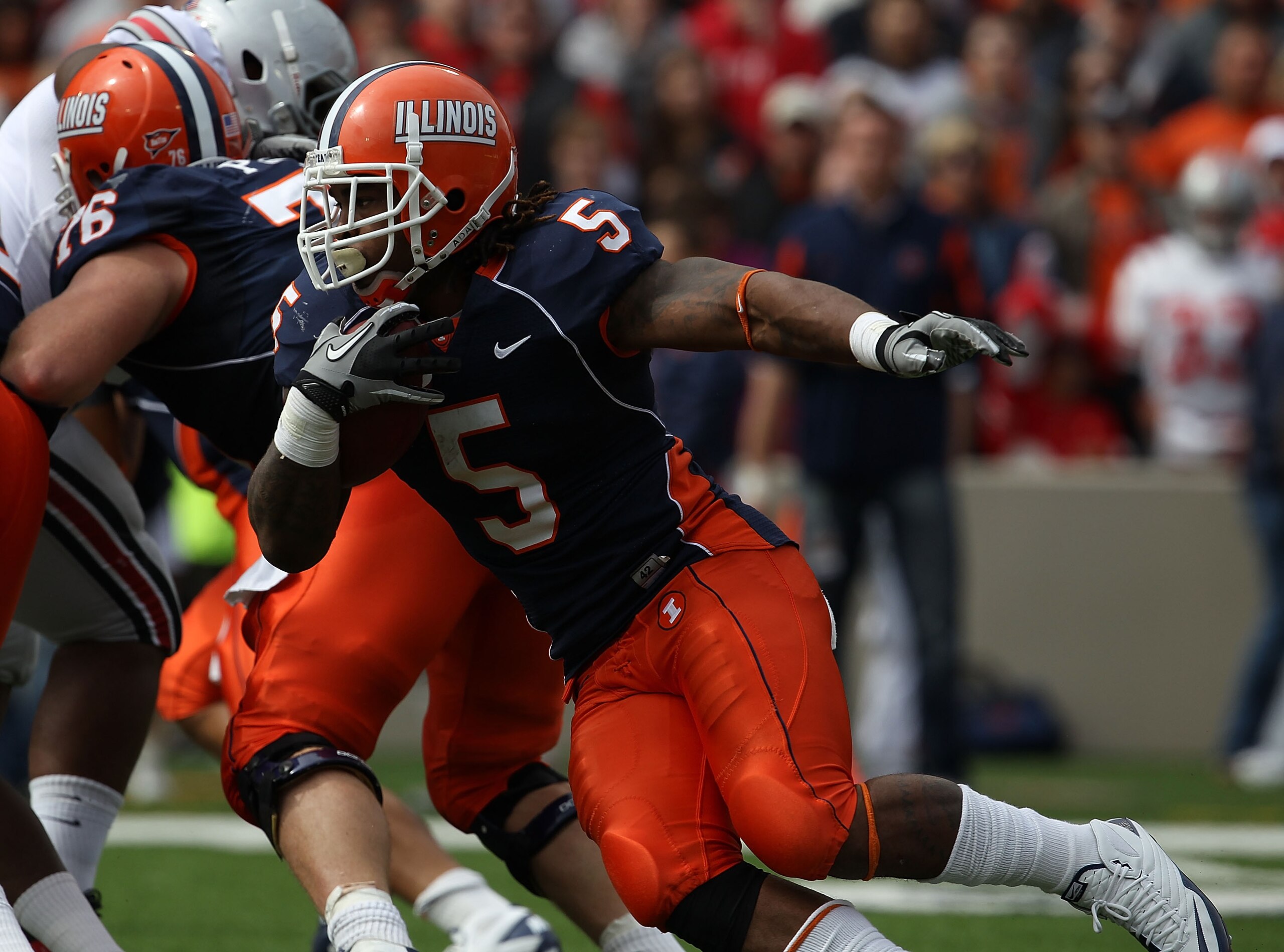 CHAMPAIGN, IL - OCTOBER 02: Mikel Leshoure #5 of the Illinois Fighting Illini runs against the Ohio State Buckeyes at Memorial Stadium on October 2, 2010 in Champaign, Illinois. Ohio State defeated Illinois 24-13. (Photo by Jonathan Daniel/Getty Images)