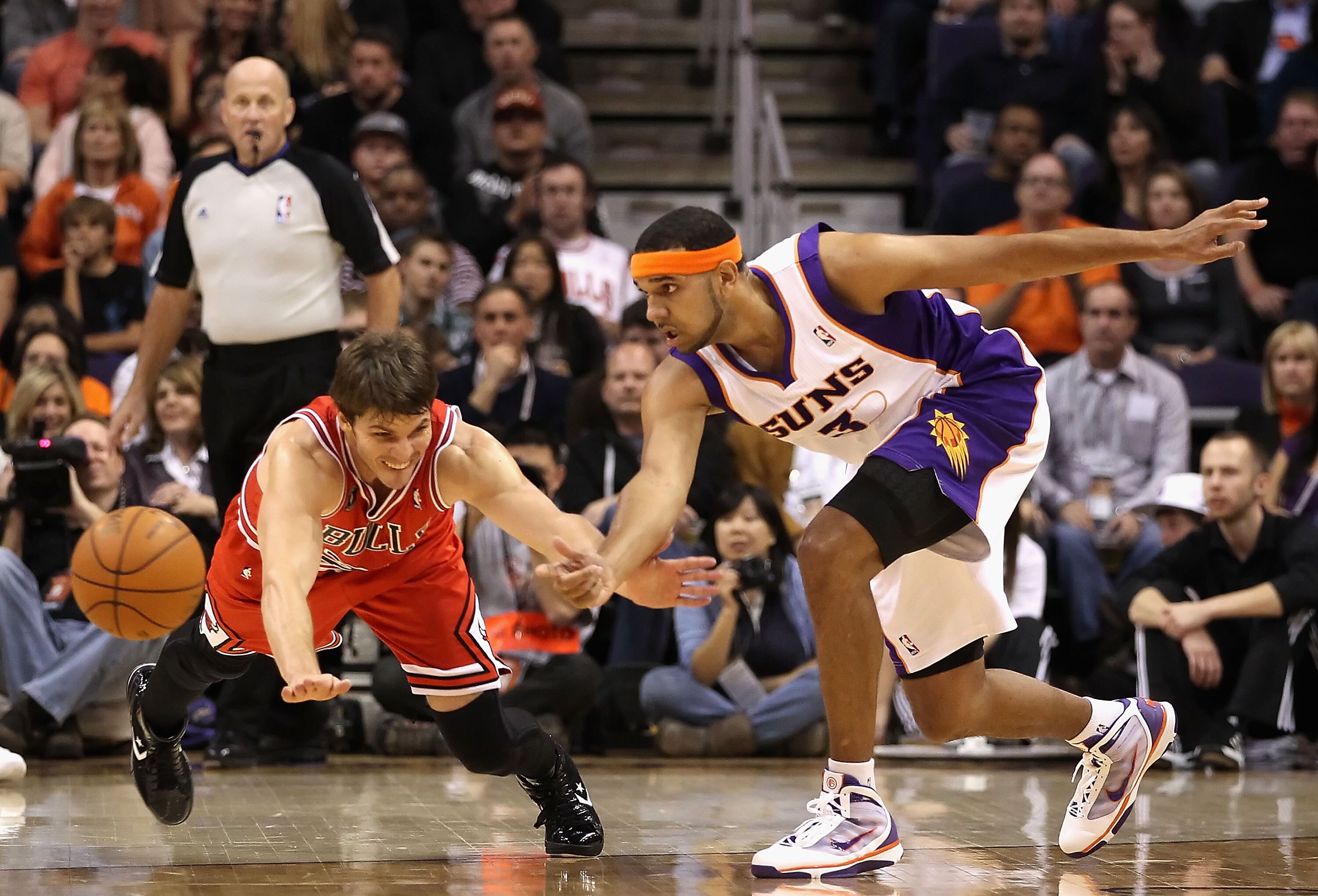 PHOENIX - NOVEMBER 24:  Kyle Korver #26 of the Chicago Bulls dives as he attempts to steal a pass from Jared Dudley #3 of the Phoenix Suns during the NBA game at US Airways Center on November 24, 2010 in Phoenix, Arizona. NOTE TO USER: User expressly ackn