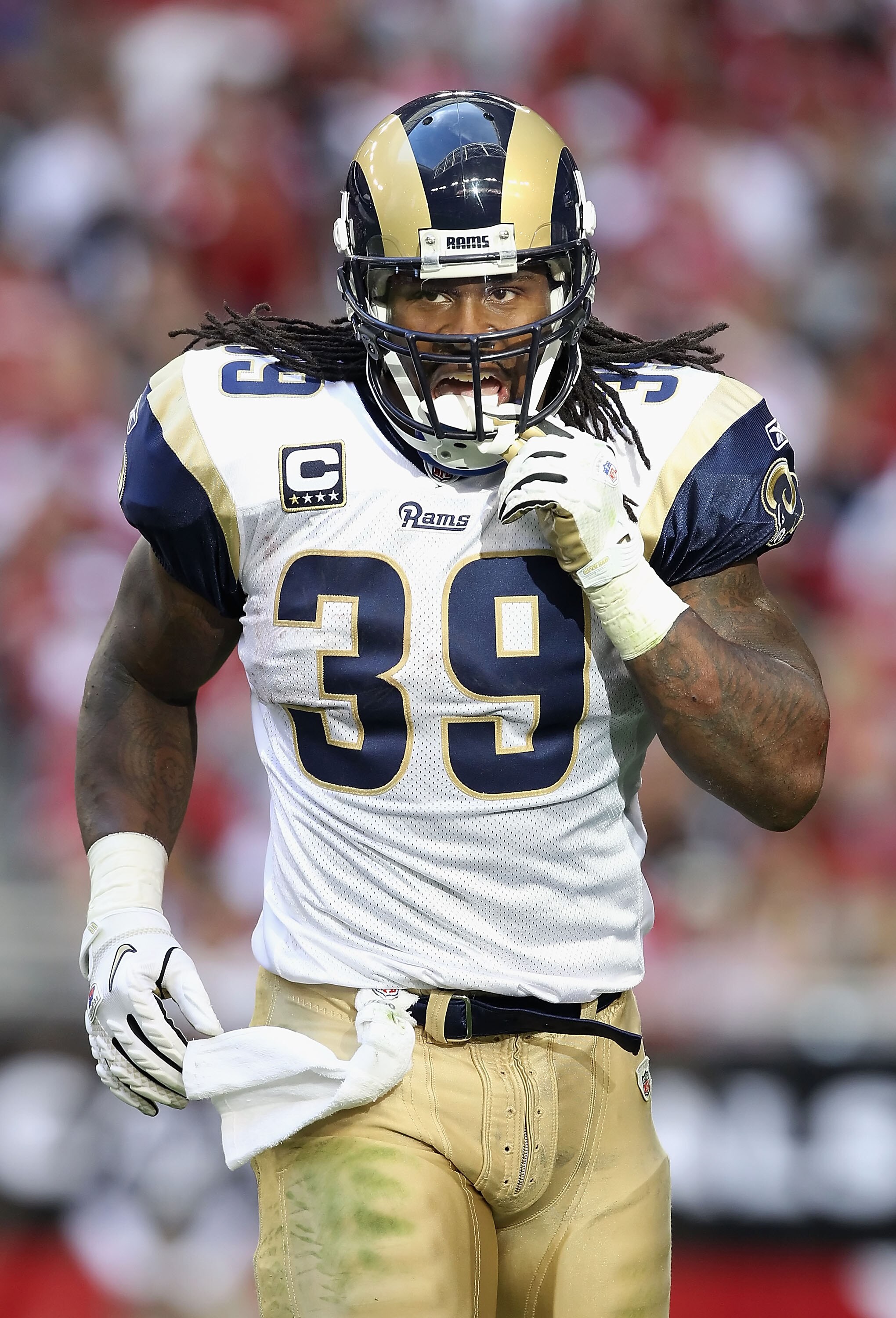 GLENDALE, AZ - DECEMBER 05:  Runningback Steven Jackson #39 of the St. Louis Rams walks off the field during the NFL game against the Arizona Cardinals at the University of Phoenix Stadium on December 5, 2010 in Glendale, Arizona. The Rams defeated the Ca