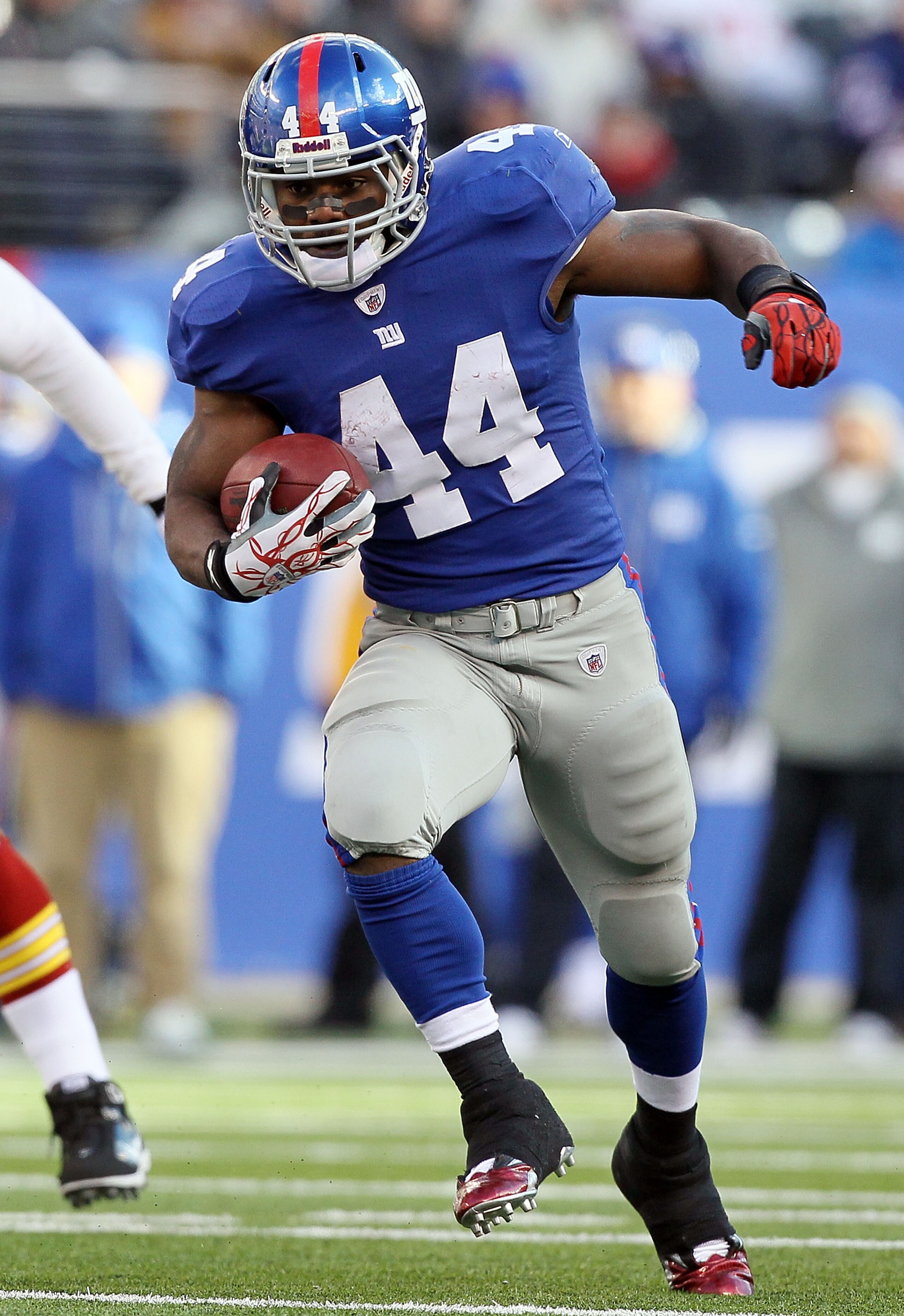 EAST RUTHERFORD, NJ - DECEMBER 05:  Ahmad Bradshaw #44 of the New York Giants runs the ball against the Washington Redskins on December 5, 2010 at the New Meadowlands Stadium in East Rutherford, New Jersey.  (Photo by Jim McIsaac/Getty Images)