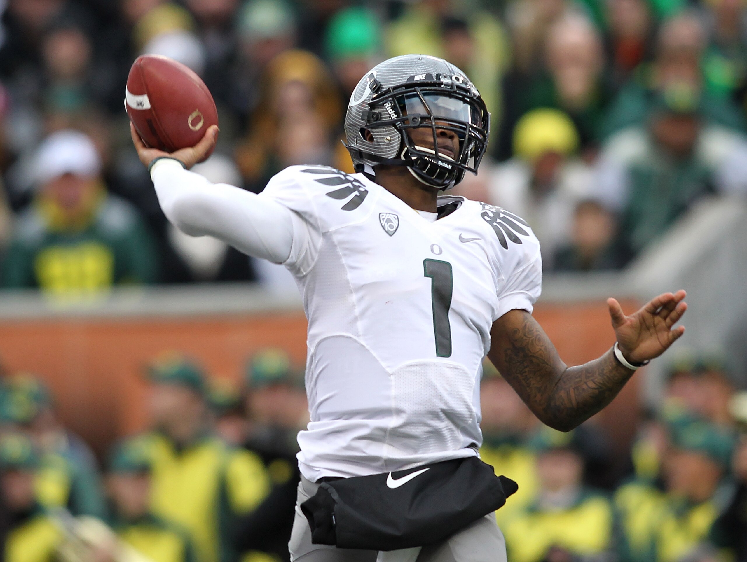 CORVALLIS, OR - DECEMBER 04: Darron Thomas #1 of the Oregon Ducks throws a pass against the Oregon State Beavers during the 114th Civil War on December 4, 2010 at the Reser Stadium in Corvallis, Oregon. (Photo by Jonathan Ferrey/Getty Images) CORVALLIS, OR - DECEMBER 04: Darron Thomas #1 of the Oregon Ducks throws a pass against the Oregon State Beavers during the 114th Civil War on December 4, 2010 at the Reser Stadium in Corvallis, Oregon. (Photo by Jonathan Ferrey/Getty Images)