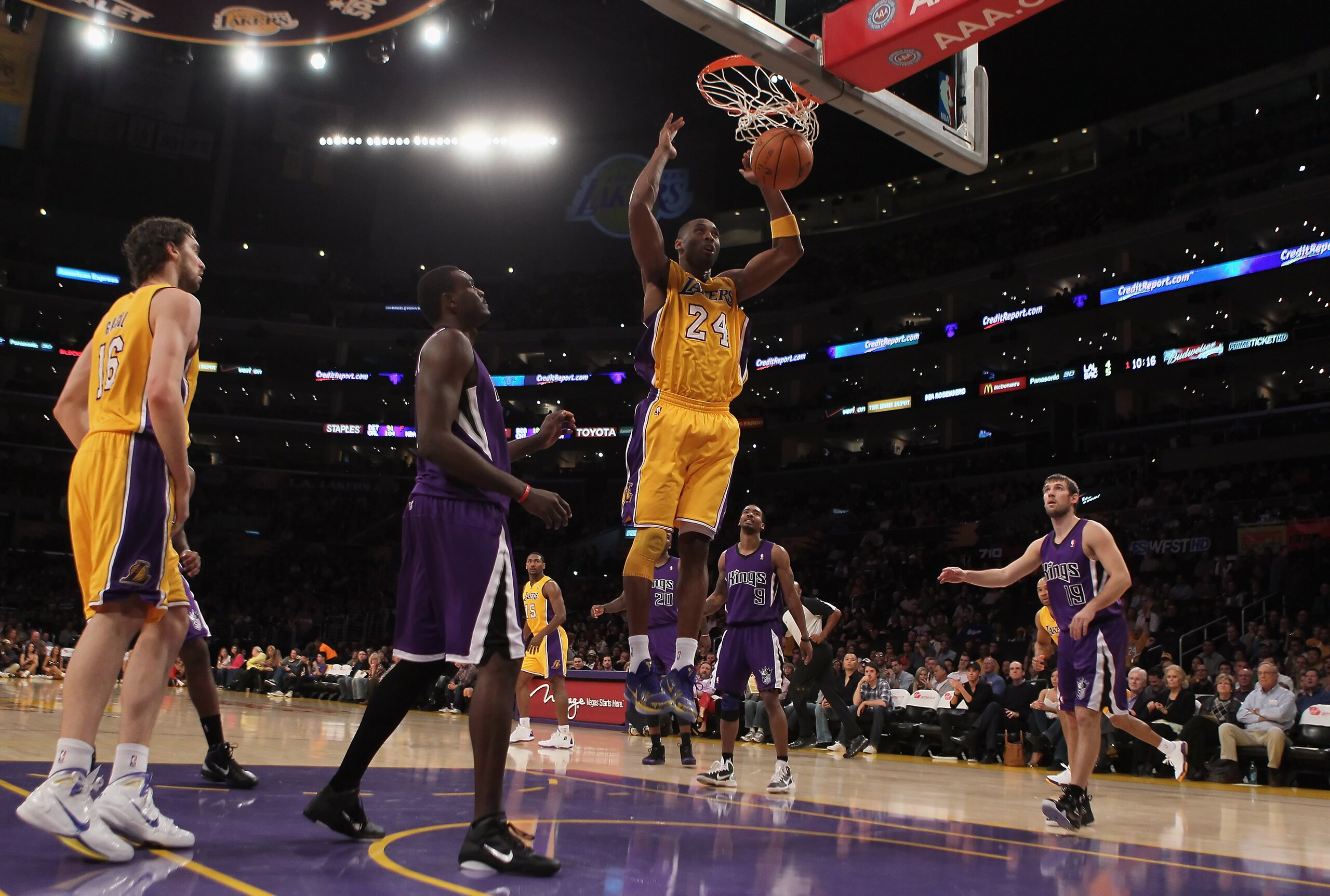 LOS ANGELES, CA - DECEMBER 03:  Kobe Bryant #24 of the Los Angeles Lakers dunks the ball against the Sacramento Kings during the first half at Staples Center on December 3, 2010 in Los Angeles, California. The Lakers defeated the Kings 113-80. NOTE TO USE
