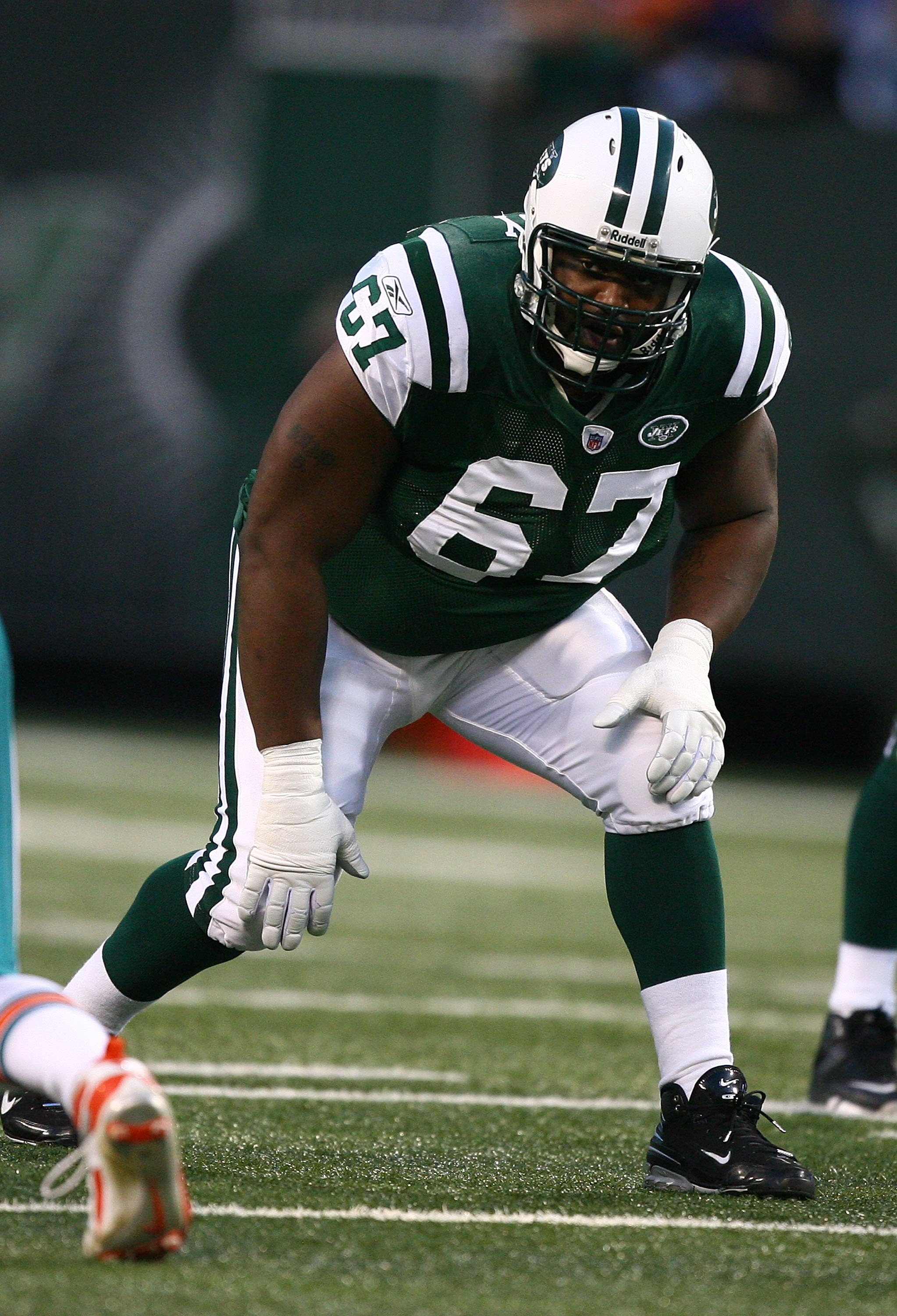 EAST RUTHERFORD, NJ - DECEMBER 28:  Damien Woody #67 of The New York Jets in action against The Miami Dolphins during their game on December 28, 2008 at Giants Stadium in East Rutherford, New Jersey.  (Photo by Al Bello/Getty Images)